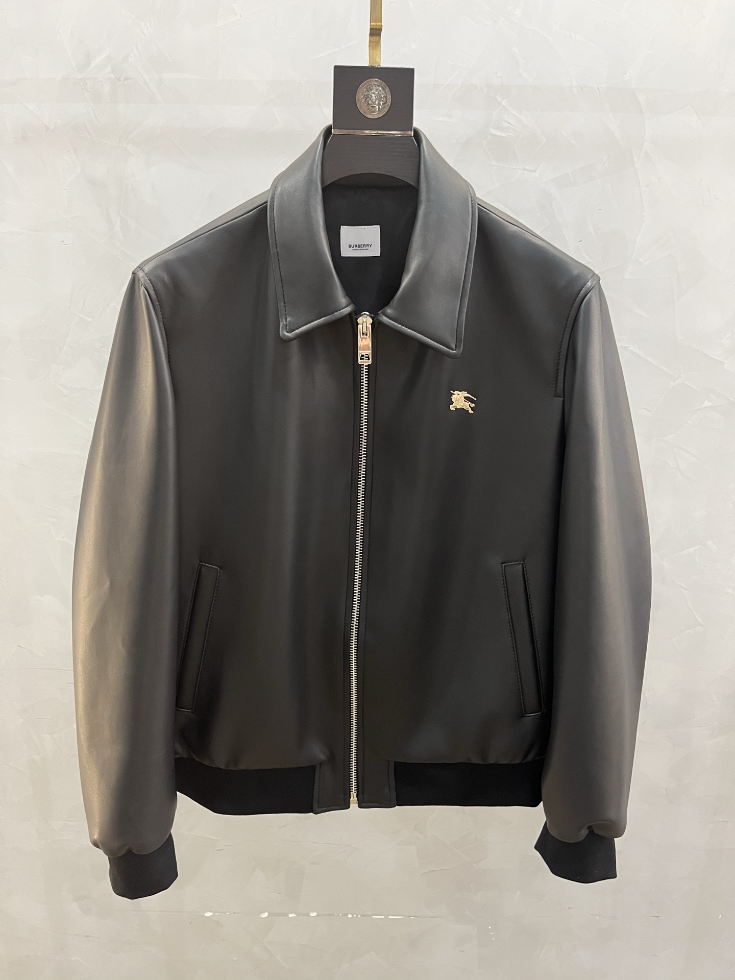 NO:870945,The new autumn and winter [Burberry] most classic lapel sheepskin jacket] feels absolutely amazing!  Burberry is the absolute king among many luxury brands in the windbreaker category. This leather windbreaker continues the classic version, with little change in silhouette and stiff texture. The button hardware accessories are engraved one to one in black, although they are low-key, but they cannot conceal the sense of luxury at all... Every detail highlights the designer's craftsmanship. Code number 48-58 Code: Burberry - Clothing, burberry, jackets & coats, leather jacket, sheepskin,19860909秋冬新款【巴宝莉】最经典翻领羊皮衣外套】手感绝对惊艳！巴宝莉是众多奢侈品牌在风衣类目中绝对的王者,这款皮风衣延续了经典的版型,在廓形上改变不大,在质感上硬挺.扣子五金配件一比一复刻黑色虽显低调,丝毫丝毫掩盖不住奢华感.......每一个细节都凸显了设计师的工匠精神. 码数48—58编码:,博柏利-服装,burberry,jackets & coats,leather jacket,sheepskin,,Women's clothing