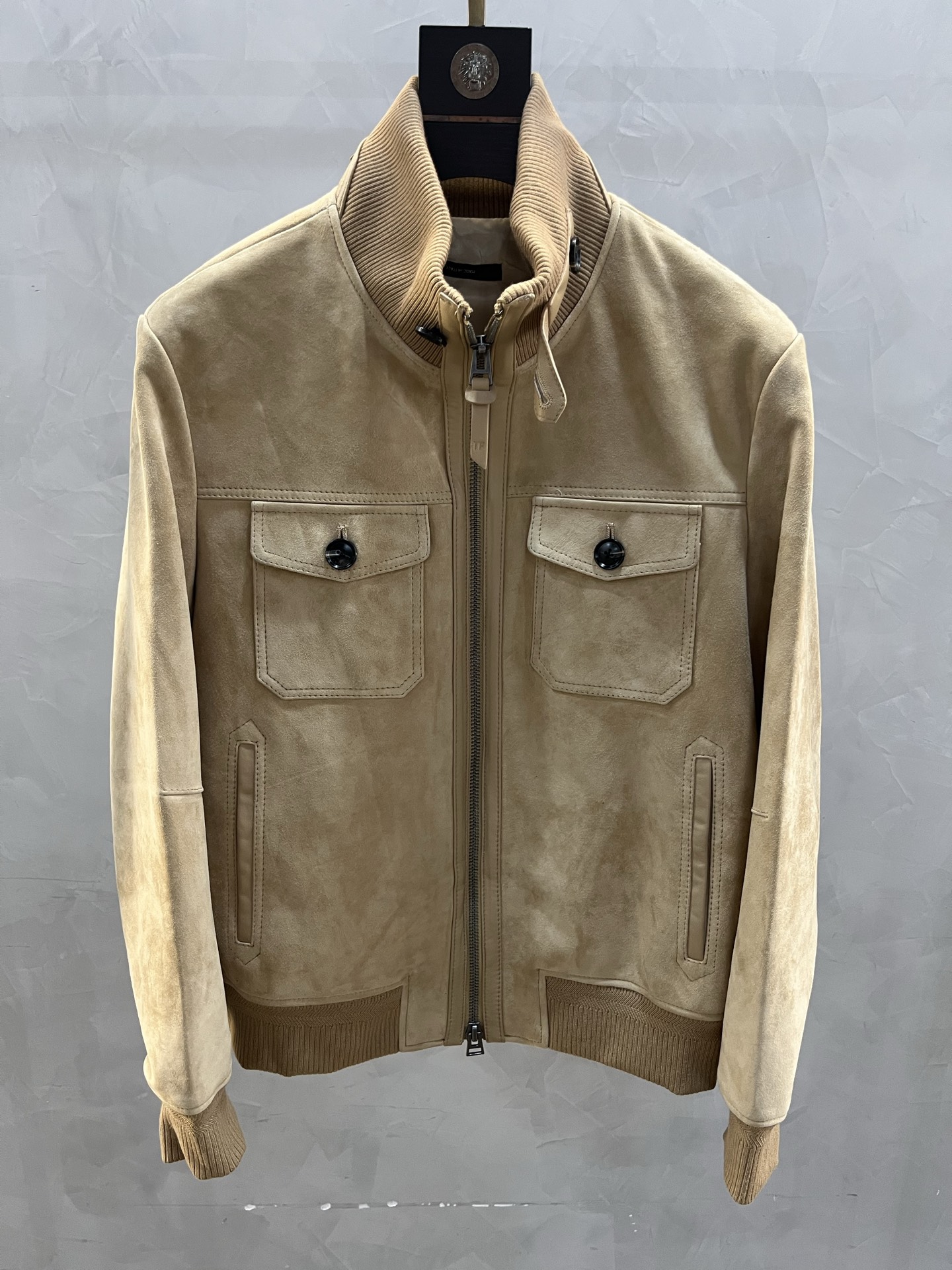 NO:870852,TOM  FORD Tom Ford, 25 new lapel suede leather stand-up collar leather jacket made of high-quality suede sheepskin, soft to the touch, premium texture, simple yet fashionable design. It perfectly blends retro and modern elements, showing unparalleled charm. Classic lapel design  , combined with the personalized zipper and four-button closure design, it is not only convenient and practical, but also adds a sense of fashion. The TF leather jacket is not only a fashion item, but also a reflection of your attitude towards life. It represents your pursuit of quality, love for fashion, and passion for life.  The style of the lapel jacket is fashionable and capable, which not only shows your elegant figure, but also gives you confidence and charm. Whether you are walking through the bustling streets of the city, this Tom Ford has two colors and code numbers of 48-58. Coding:, men's clothing, tom ford, tom ford, jackets & coats, leather jacket, sheepskin,19860909TOM FORD汤姆福特、25新品翻领反绒皮立领皮衣优质绒面羊皮材质,触感柔软,质感上乘,设计简约而不失时尚感.它完美地融合了复古与现代的元素,展现出无与伦比的魅力.经典的翻领设计,结合个性的拉链和四合扣闭合设计,不仅方便实用,更增添了几分时尚感.TF皮衣不仅仅是一件时尚单品,更是一种生活态度的体现.它代表着你对品质的追求,对时尚的热爱,对生活的热情. 翻领夹克的版型,时尚而干练,不仅展现出您的优雅身姿,更赋予您自信与魅力.无论是穿梭于都市的繁华街道这款汤姆福特 ,两个颜色 码数48—58编码:,男装,tom ford,tom ford,jackets & coats,leather jacket,sheepskin,,Women's clothing