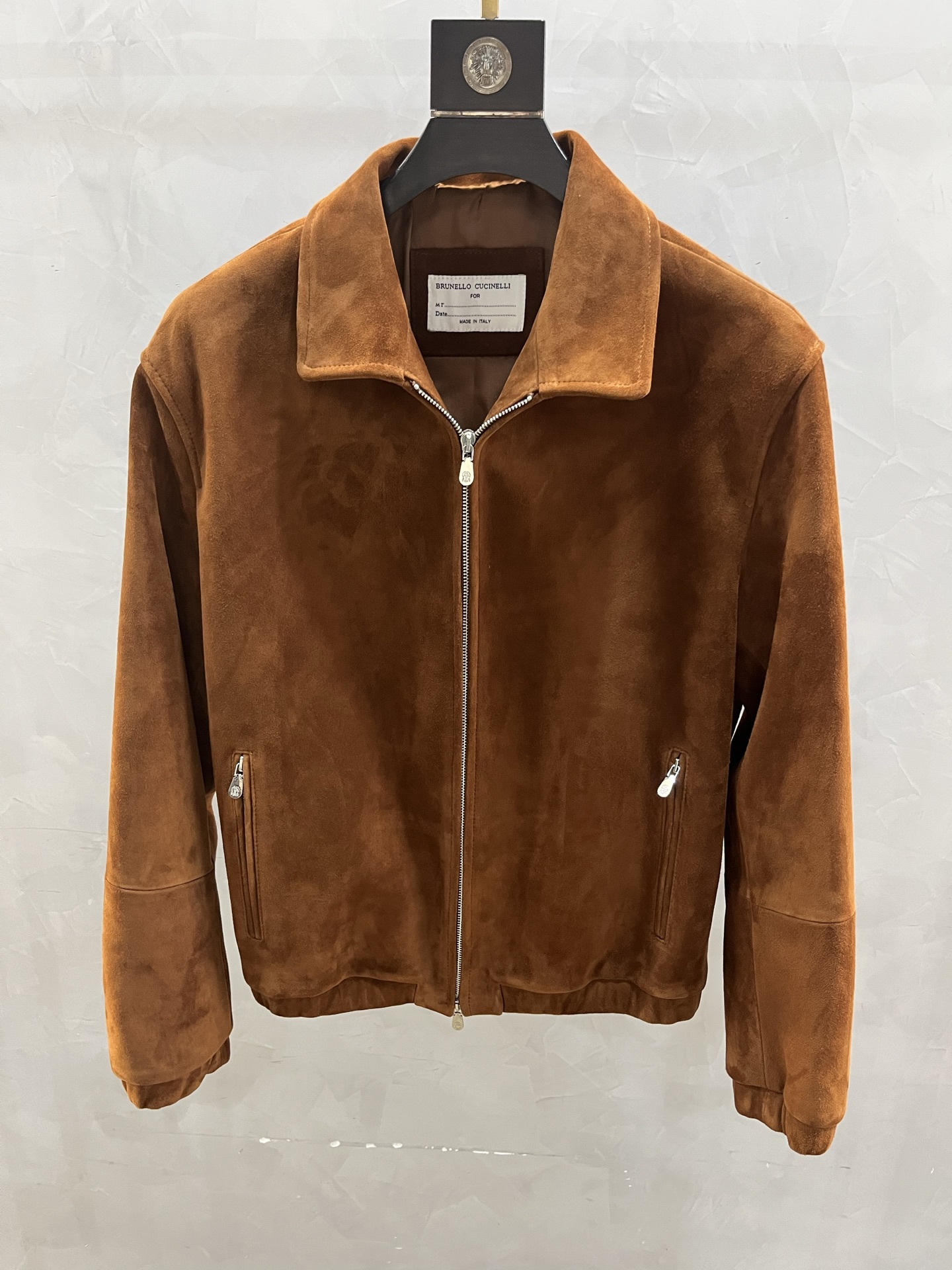 NO:868090,25 new lapel BC suede lapel leather jacket. High-quality suede sheepskin material, soft to the touch, superior texture, simple yet fashionable design. It perfectly blends retro and modern elements, showing unparalleled charm. Classic lapel design, combined with  The unique zipper and four-button closure design is not only convenient and practical, but also adds a sense of fashion. The TF leather jacket is not only a fashion item, but also a reflection of your attitude towards life. It represents your pursuit of quality, love for fashion, and passion for life.  Code number 48-58 Coding:, men's clothing, tom ford, leather jacket, sheepskin,1986090925新品翻领BC反绒皮翻领皮衣.优质绒面羊皮材质,触感柔软,质感上乘,设计简约而不失时尚感.它完美地融合了复古与现代的元素,展现出无与伦比的魅力.经典的翻领设计,结合个性的拉链和四合扣闭合设计,不仅方便实用,更增添了几分时尚感.TF皮衣不仅仅是一件时尚单品,更是一种生活态度的体现.它代表着你对品质的追求,对时尚的热爱,对生活的热情. 码数48—58编码:,男装,tom ford,leather jacket,sheepskin,,Women's clothing
