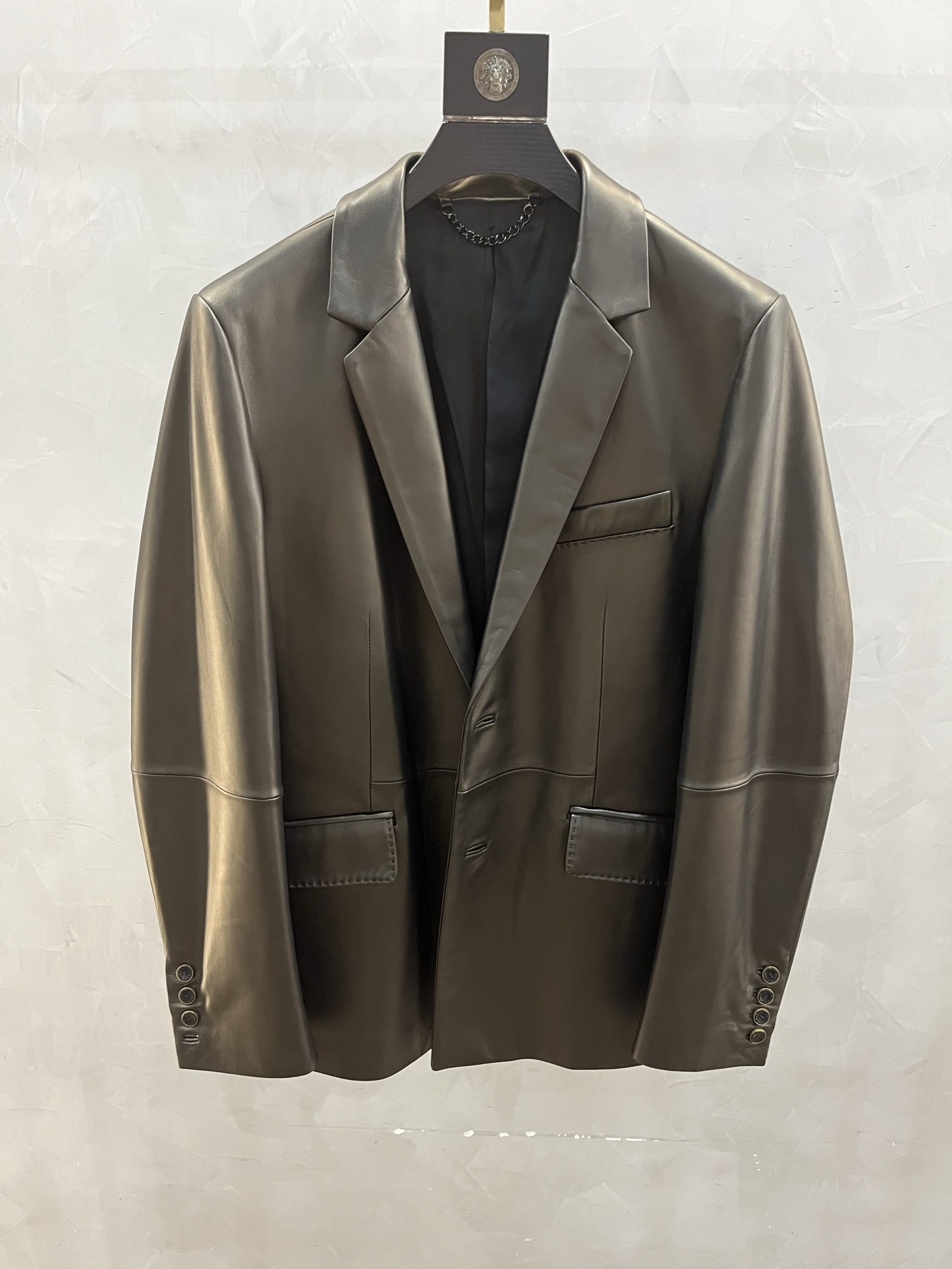 NO:871057,Hong Kong counters synchronize the 2025 Lujia new leather clothing trade strong product blazers, truly outstanding products!  Big stuff!  Gold uncoated lambskin, original hardware accessories, if it is not a real hard product, I believe you will not repurchase it. There are always a few leather jackets to wear, especially in autumn, its flop rate is higher than all clothes. Especially this one, the design of a large suit, shows your personality, young and fashionable business! If you want high-end hard goods leather jacket, show your unique and distinctive quality/taste. Code number 48-58 code: Louis Vuitton-clothing, Louis  vuitton,louis vuitton,louis vuitton,jackets & coats,leather jacket,business suit,sheepskin,19860909香港专柜同步2025驴家新款皮衣贸易强货西装外套 真正冒尖儿的好货色！大硬货！ 金装无涂小羊皮,原版五金辅料开模,如果不是真正的硬货色,相信你们也不会回购,皮装外套总要有几件备着穿 ,特别是进入秋季,它的翻牌率比所有的衣服都高 .特别是这款,西装大身的设计,彰显个性年轻时尚商务!想要高端硬货皮衣,彰显独特与众不同的品质/品味 . 码数48——58编码:,路易威登-服装,louis vuitton,louis vuitton,louis vuitton,jackets & coats,leather jacket,business suit,sheepskin,,Women's clothing