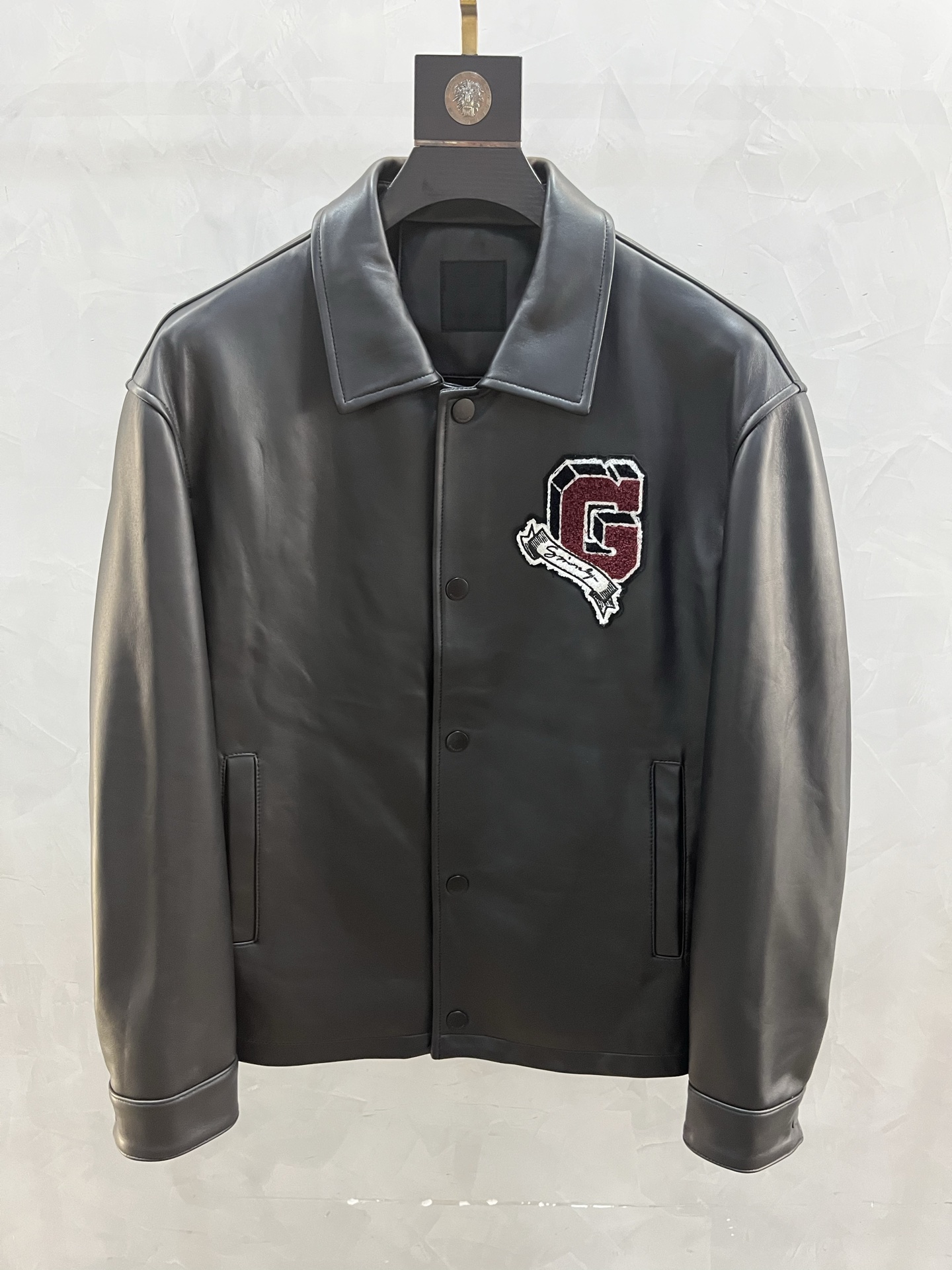 NO:866752,GIVE*NCHY Black Sheepskin Lapel Shirt Leather Jacket | A new definition of dark minimalism, high-end dominance, GIVE*NCHY Shirt Leather Jacket, elegance and uninhibited coexistence, high-grade black sheepskin, delicate luster, silky touch, interpreting Givenchy's top leather craftsmanship, lapel button design, both the neatness of the shirt and the tough chest of the leather jacket, the classic logo toothbrush embroidery, low-key luxury, full brand recognition.  Gunmetal logo snap buttons, cold metallic texture, irresistible attention to detail. Slim cut, not picky, easy to wear with a T-shirt, high-neck knitted or alone. From commuting to dating, from party to street photography, one piece can provide all-weather high-end feeling. Code number 48——58 coding: Givenchy-clothing, givenchy, givenchy, jackets & coats, shirts, tees, t-shirt, leather jacket, sheepskin,19860909GIVE*NCHY 黑色羊皮翻领衬衫皮夹克 | 暗黑极简,高级制霸GIVE*NCHY衬衫皮夹克新定义,优雅与不羁并存,高级黑色羊皮,细腻光泽,触感如丝,诠释纪梵希顶级皮革工艺,翻领纽扣设计,兼具衬衫的利落与皮衣的硬朗胸口经典logo牙刷绣,低调奢华,品牌辨识度拉满. 枪色logo四合扣,冷冽金属质感,细节控无法抗拒.修身剪裁,不挑身材,轻松驾驭内搭T恤、高领针织或单穿.从通勤到约会,从派对到街拍,一件搞定全天候高级感. 码数48———58编码:,纪梵希-服装,givenchy,givenchy,jackets & coats,shirts,tees，t-shirt,leather jacket,sheepskin,,Women's clothing