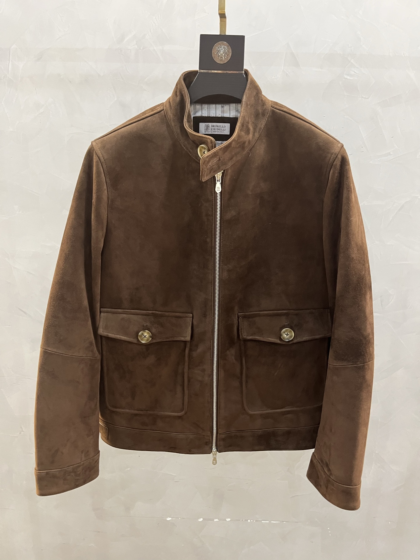 NO:871143,Hong Kong Harbor City counters simultaneously launch the Brunello autumn and winter new styles!  The fabric is selected from mixed sheep suede leather. Contrast lining. A must-have jacket for fashion items!  [Collection lapel style, ultra-soft and fine imported lambskin zipper jacket, leather jacket, BC customer frosted jacket. This new jacket combines the lightness of deerskin and the casual inspiration of motorcycles. The suede texture of the lightweight leather makes the colors of this season more vivid and saturated. It can also be easily worn in warm climates. The Western-style shoulders and decoration give the jacket a unique casual feel. Precious suede is a thin, lightweight leather. Two colors  Code number 48--58 coding:, men's clothing, brunello cucinelli, jackets & coats, jackets & coats, leather jacket, sheepskin, chamois leather,19860909香港海港城专柜同步Brunello 秋冬新款首发！面料甄选混种羊反绒皮料.对比衬里 时尚单品必备夹克！【典藏翻领款、超软细腻进口小羊皮材质拉链夹克皮衣外套 BC客供磨砂款外套 这款新款外套结合了鹿皮的轻盈和机车的休闲灵感,轻质皮革的绒面质地令本季的色彩更加鲜艳饱和 在温暖气候下也可以轻松穿出气质.双肩西部风格的肩盼,装饰让外套拥有与众不同的休闲感.珍贵的麂皮是一种细薄、轻盈的皮革.两个颜色 码数48—-58编码:,男装,brunello cucinelli,jackets & coats,jackets & coats,leather jacket,sheepskin,chamois leather,,Women's clothing