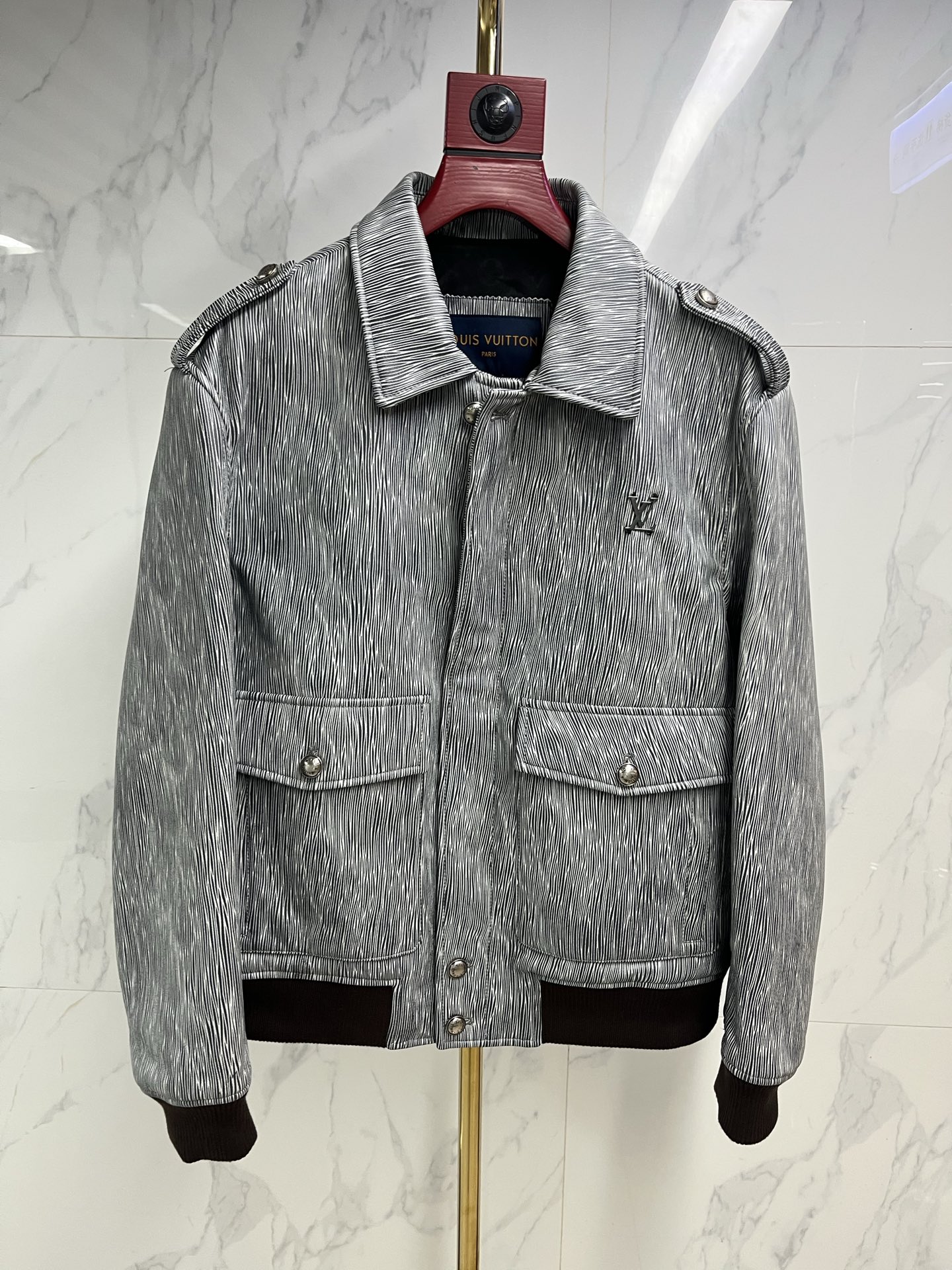 NO:931313,The same new model at Lvjia’s Macau counter is a blockbuster item for men this fall and winter!  This single product is made from imported mixed breeds, with the same texture and gloss!  The full-body original craftsmanship-matched counter version of Donkey Brand belongs to the world's top luxury men's clothing. Leather clothing is a highly fashionable luxury item in the matching season. A high-quality leather clothing can also become 'hard currency' in the wardrobe. It is very investment-friendly and is a must-have item that every man is eager to buy. It can easily occupy the entire autumn and winter matching season!  The essence of Lujia's single products lies in high-end and simplicity, which belongs to its unique aesthetic culture and is also full of its own charming attributes. It is quite sophisticated in terms of design, craftsmanship and materials. The pursuit of quality is very rigorous and demanding, and every detail is used to prove its brand image!  The whole body design follows the typical essence of the Lu family, with artistic shapes, deconstructed aesthetic design, and wide-format design style. Laohua LV is exclusively for lining printing. It is a limited edition sale. It combines the most classic colors of the Lu family. Multiple colors create a conflicting effect with a strong visual sense. It conquers the public with its unique charm. This is also the most advanced way of expressing identity!  The overall materials are high-quality and luxurious. The top-grade sheep leather produced in southern France is supplied by the customer. The leather surface has a delicate and natural luster. The comfort, softness and breathability can be called S-level quality (much better than the inferior, rough and lusterless leather materials on the market, or even fake leather). The texture is overwhelming, and the upper body experience is excellent, irresistible!  The details and craftsmanship are extremely exquisite, the original molding of the Lujia logo is purely hand-made, impeccable, the cutting is excellent, three-dimensional and slim fit, full of style, with a baseball collar design, fashionable and age-reducing, perfect for business and leisure. Code number 48-58:, Louis Vuitton-clothing, louis vuitton, louis vuitton, louis vuitton, louis vuitton, leather jacket, sheepskin,19860909澳门专柜同款新款驴家今年秋冬男款中的重磅单品！这款单品进口混种样打造,同一种质感和光泽度！全身原版工艺对标专柜版本驴牌属于世界顶级奢侈男装,皮衣属于搭配季塑造性极高的奢物,一件上乘的皮装亦足以成为衣橱里的“硬通货”,非常具有投资性,是每个男人趋之若鹜的必备单品,可以轻松占据整个秋冬搭配季！驴家的单品真谛在于高级和简约,这属于它的独特的美学文化,亦是充满自身魅力属性,无论在设计、工艺和用料方面都颇为考究,对于品质的追求非常严谨和苛刻,用每一个细节来力证自身品牌形象！ 通体的设计沿袭了驴家的典型精髓,造型颇具艺术感,解构式的美学设计,阔版设计风格 老花lv专供里布印花 属于限量版发售性质,集合了驴家最经典的配色,多种色系形成互冲效果,视觉感极强,仅以它独特的魅力来征服大众,这亦是最高级的身份表达方式！ 整体用料上乘奢华,客供的法国南部产的顶级绵羊皮,皮面光泽细腻自然,舒适度和柔软度以及透气度都堪称S级品质（完胜于市面劣质粗糙毫无光泽感的皮料,甚至滥竽充数之流）,质感爆棚,上身体验感极佳,无法抗拒！ 细节工艺极致考究,驴家logo原版开模 纯手工辑线工艺,无可挑剔,裁剪很绝,立体且修身到位,型款十足,搭配棒球领设计,时髦且减龄,商务休闲完美驾驭. 码数48—58编码:,路易威登-服装,louis vuitton,louis vuitton,louis vuitton,louis vuitton,leather jacket,sheepskin,,Women's clothing
