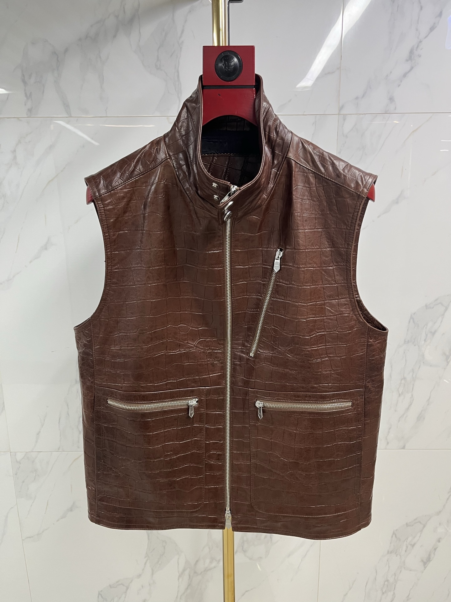 NO:870509,Catwalk style sheepskin embossed crocodile pattern vest, black coffee, two colors H Hermès, original 1:1 customization, imported leather color/cupro jacquard lining, autumn and winter new H family men's pilot leather vest jacket, heavy-duty high-end product, official sales at the same time, high-frequency matching style for posters and albums, a star-level item!  As a must-have signature type every season, it is enough to prove its super popularity and status. Whether it is fashion week street photography or major brand shows, it has its own popularity. The excellent version has a modern design, and it is a jacket with a full sense of style!  The H family has always been a high-end luxury brand. This sheepskin jacket comes in two colors, emphasizing details and quality!  There is no doubt that this single leather jacket will be the signature of the H family this autumn and winter. The pearl-colored hardware pulls and four-button buckles are the same as those on the counters. The whole body design follows the genetic aesthetics of the H family. The threads are all custom-made. The price is expensive. The improved stand-up collar shape has a distinctive logo. It is retro, age-reducing and very fashionable. It is full of youthfulness and vitality and the fashionability instantly soars!  Code number 48-58 Coding: Hermes-clothing,hermes,jackets & coats,jackets & coats,leather jacket,sheepskin,19860909走秀款羊皮压鳄鱼纹马甲黑咖两个颜色H爱马仕、原版1:1定制 进口皮料颜色/铜氨丝提花里布秋冬新款H家男士飞行员皮马甲外套,重磅高端臻品,官方同步售卖,海报画册高频搭配款,属于明星级的一款单品！作为每季必出的招牌类型,足以印证其超强的人气和地位,无论时装周街拍还是各大品牌秀场都自带热度,优良的版型兼具现代感的设计,造型感十足的一款外套！ H家一直是高奢路线,这款绵羊皮夹克一共两个色,强调得是细节与品质！毋庸置疑,这款单品皮衣必是今年秋冬H家的招牌担当.珍珠粒色的五金拉头,四合扣更是与专柜无异通体设计沿袭了H家的基因美学,螺纹全部开模定制,价格昂贵,改良式的立领造型,辨识度鲜明标志,复古减龄又非常时髦,充满年轻态及活力感时髦度瞬间飙升！ 码数48—58编码:,爱马仕-服装,hermes,jackets & coats,jackets & coats,leather jacket,sheepskin,,Women's clothing