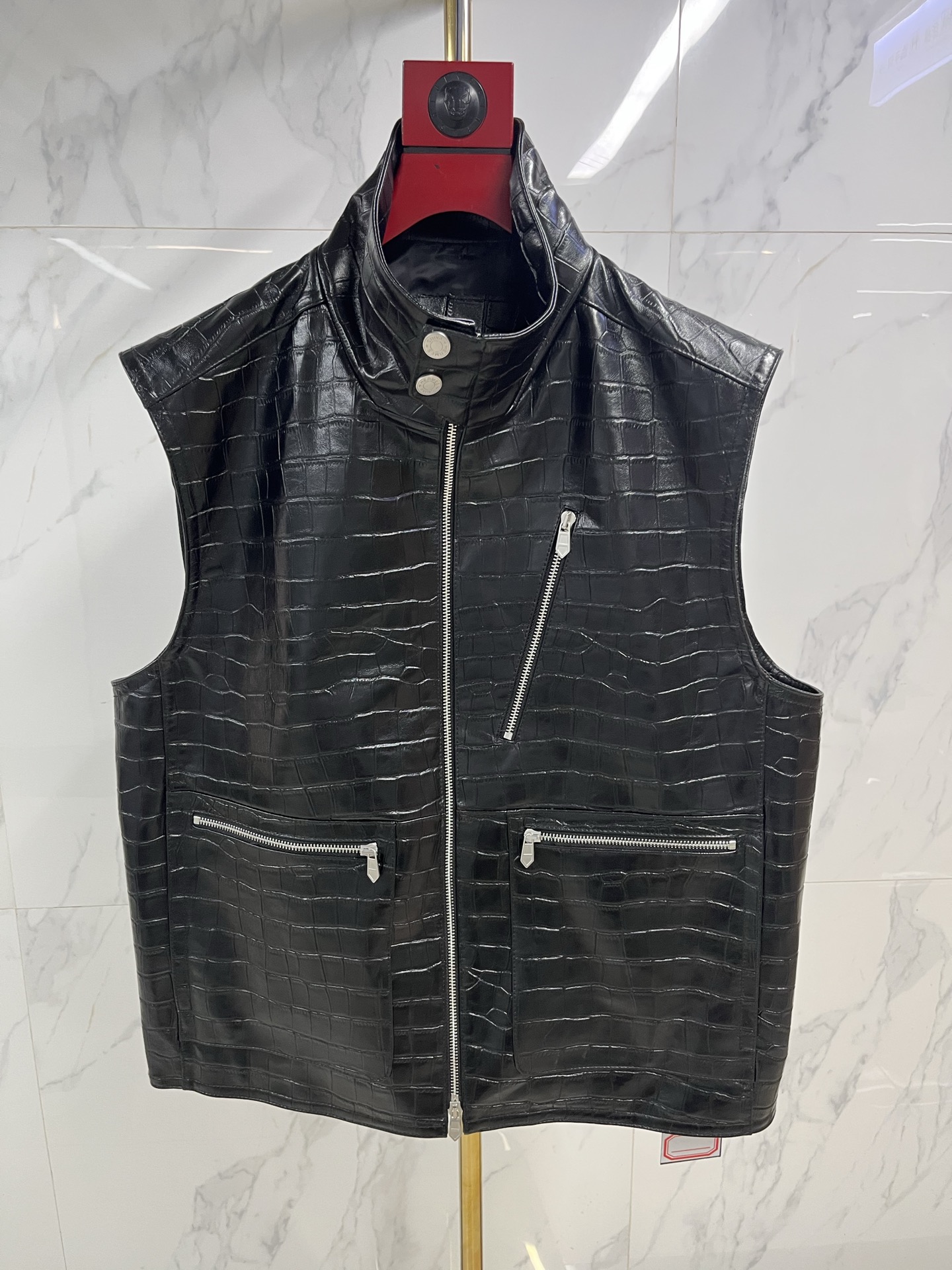 NO:868219,2025 catwalk style sheepskin crocodile pattern vest black coffee two colors H Hermès, original 1:1 customized imported leather color/cupro jacquard lining autumn and winter new H family men's pilot leather vest jacket, heavy high-end product, official simultaneous sale, poster and album high-frequency matching style, a star-level item!  As a must-have signature type every season, it is enough to prove its super popularity and status. Whether it is fashion week street photography or major brand shows, it has its own popularity. The excellent version has a modern design, and it is a jacket with a full sense of style!  The H family has always been a high-end luxury brand. This sheepskin jacket comes in two colors, emphasizing details and quality!  There is no doubt that this single leather jacket will be the signature of the H family this autumn and winter. The pearl-colored hardware pulls and four-button buckles are the same as those on the counters. The whole body design follows the genetic aesthetics of the H family. The threads are all custom-made. The price is expensive. The improved stand-up collar shape has a distinctive logo. It is retro, age-reducing and very fashionable. It is full of youthfulness and vitality and the fashionability instantly soars!  Code number 48-58 Coding: Hermes-clothing,hermes,jackets & coats,jackets & coats,leather jacket,sheepskin,198609092025走秀款羊皮压鳄鱼纹马甲黑咖两个颜色H爱马仕、原版1:1定制 进口皮料颜色/铜氨丝提花里布秋冬新款H家男士飞行员皮马甲外套,重磅高端臻品,官方同步售卖,海报画册高频搭配款,属于明星级的一款单品！作为每季必出的招牌类型,足以印证其超强的人气和地位,无论时装周街拍还是各大品牌秀场都自带热度,优良的版型兼具现代感的设计,造型感十足的一款外套！ H家一直是高奢路线,这款绵羊皮夹克一共两个色,强调得是细节与品质！毋庸置疑,这款单品皮衣必是今年秋冬H家的招牌担当.珍珠粒色的五金拉头,四合扣更是与专柜无异通体设计沿袭了H家的基因美学,螺纹全部开模定制,价格昂贵,改良式的立领造型,辨识度鲜明标志,复古减龄又非常时髦,充满年轻态及活力感时髦度瞬间飙升！ 码数48—58编码:,爱马仕-服装,hermes,jackets & coats,jackets & coats,leather jacket,sheepskin,,Women's clothing