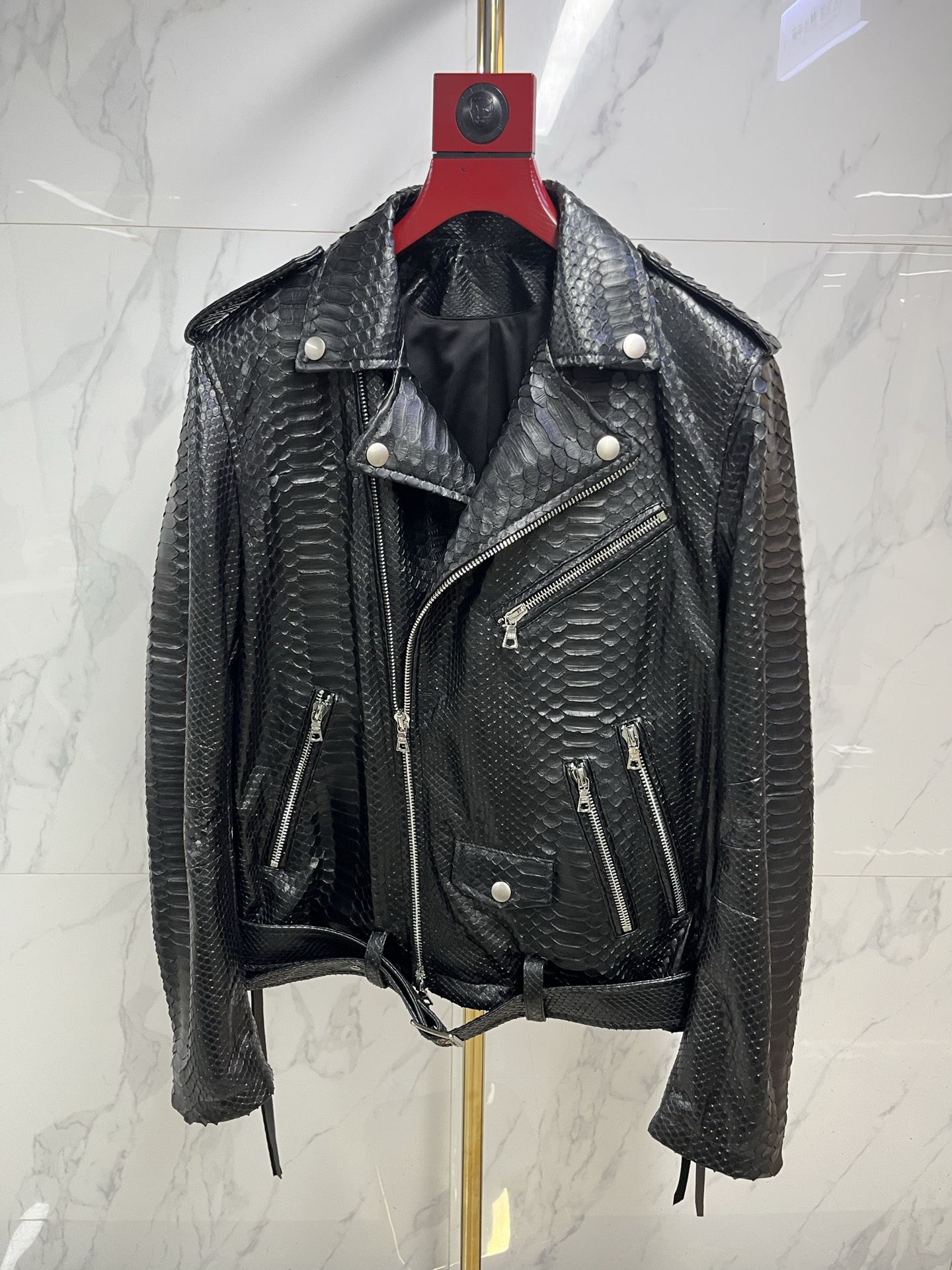 NO:871152,Same style for men and women. Amiri python leather coat synchronized with Hong Kong counters in autumn and winter. The two most popular colors on the brand catwalk. Recommended for multi-star tops. [Same style for men and women] Top-grade python skin. Non-market spliced snake skin. Extra large opening. No broken skin. Less splicing. One-foot leather. The original molded hardware is completely different from the cheap hardware. The texture is super good.  Different from market products, the counter sells for hundreds of thousands. The code size is S-----3XL. High-end products require about 15 days of custom coding, men's clothing, amiri, leather jacket, snakeskin,19860909男女同款 秋冬香港专柜同步Amiri 蟒蛇皮衣 品牌走秀最两个色多明星上身爆款推荐【男女同款】顶级蟒蛇皮 非市场拼接蛇皮 超大开张 无碎皮 少拼接 一尺皮.原版开模五金 和便宜五金份量完全不同 质感超好 区别市场货,专柜卖十几万.码数S-----3XL高端产品需要定制15天左右编码,男装,amiri,leather jacket,snakeskin,,Women's clothing
