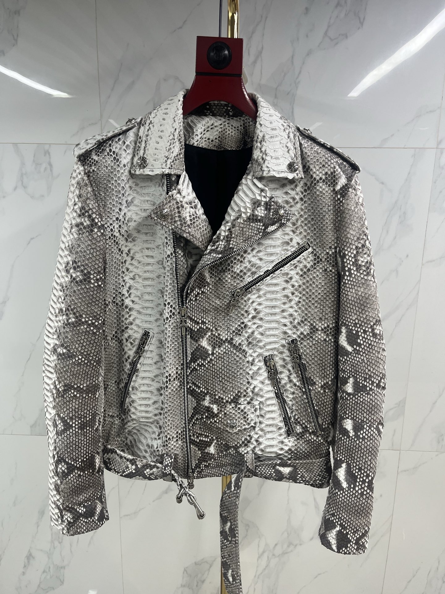 NO:871100,Autumn and winter counters in Hong Kong synchronize [Cro Heart] python leather coat. Recommended popular tops for brand catwalk stars [same style for men and women] top-grade python skin, non-market spliced ​​snake skin, super large opening, no broken skin, less splicing, one foot of leather. The original molded hardware is completely different from the cheap hardware. The texture is super good. It is different from market products. The counter sells hundreds of thousands. Size S-----3XL code, men's and women's clothing, chrome hearts, leather jacket, snakeskin,19860909秋冬香港专柜同步【克罗心】蟒蛇皮衣 品牌走秀明星上身爆款推荐【男女同款】顶级蟒蛇皮 非市场拼接蛇皮 超大开张 无碎皮 少拼接 一尺皮.原版开模五金 和便宜五金份量完全不同 质感超好 区别市场货,专柜卖十几万.码数S-----3XL编码,男装女装,chrome hearts,leather jacket,snakeskin,,Women's clothing