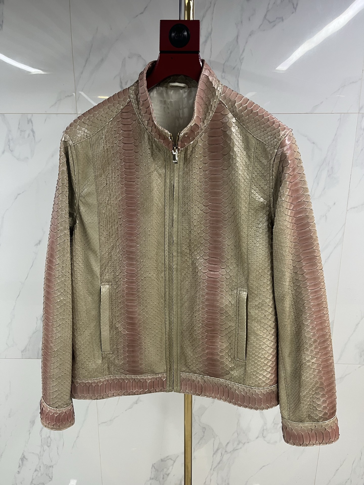 NO:868319,Macau counter synchronizes Fabio Caviglia leather jacket for men, python leather jacket, Fabio snakeskin leather jacket for men, luxury brand, snakeskin leather jacket, origin of Italy, original price: 250,000 Hong Kong dollars, purchased from MGM Macau ☆The quality of second-hand items is defined as 95 new, the inner cuffs, collar, and mouth are all clean as new, there are slight stains on the arms, blue pen second-hand items cannot promote hair growth.  In this life, people are always waiting, waiting for the future, waiting for not being busy, waiting for the next time, waiting for time, waiting for conditions, waiting for money. Waiting for price reduction, waiting for nothing later, people are old. Waiting for no choice, waiting for regrets... What do you think the meaning of life is? What you should do is if I like it, I will buy it. Meeting someone you like is fate, I deserve it.  It, this is the kingly way... People rely on clothes and horses rely on saddles. What kind of clothes you wear reflects a person's grade. A high-end dress can enhance a person's temperament and self-confidence, and is a must-have for integrating into high-end circles. Buying luxury goods is not how high-end it is, but it is also a stepping stone for you. Code number 48-56 Code: 0, men's clothing, leather  jacket, snakeskin,19860909澳门专柜同步Fabio Caviglia皮衣男 蟒蛇皮皮衣 法比奥蛇皮皮衣男 奢侈品大牌,蛇皮皮衣 产地意大利 原价:25万港币 购于澳门美高梅 ☆成色二手物品定义95新 内里袖口领头口皆干净如新 手臂微微有点污渍蓝笔二手物品不能催毛球次. 人这辈子,总是在等,等将来,等不忙,等下次,等有时间,等有条件,等有钱了.等降价,等到后来啥也没等到,人却老了.等没了选择,等来了遗憾……你说人生的意义到底是什么你应该做的是我喜欢我就要买,遇到喜欢是缘分,我值得拥有它,这才是王道…人靠衣装马靠鞍,穿什么样的衣服体现出人的档次,一件高端衣服可以提升人的气质和自信,且是融入高端的圈子必备之物,买奢侈品不是它有多么的高端,但是也是你的敲门砖.码数48—56编码:0,男装,leather jacket,snakeskin,,Women's clothing