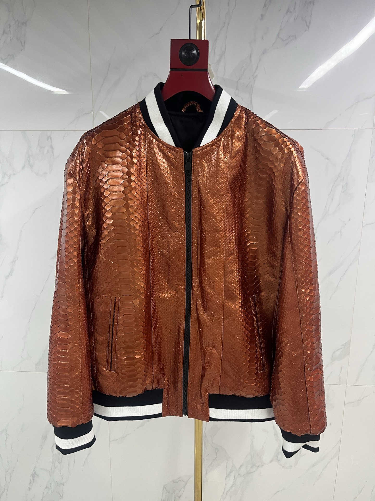 NO:868231,Same style for men and women, 2025 Autumn and Winter US counter authentic products synchronized [BC python leather coat] Brand catwalk multi-star upper body hot style recommended leather dominance from all walks of life [Same style for men and women] Top python skin, non-market spliced snake skin, super large opening, no broken skin, less splicing, one foot of leather. The original molded hardware is completely different from the cheap hardware, and the texture is super good  Distinguished from market products, the US counter sells for more than 16,000 US dollars. The metallic leather bomber is recommended by all walks of life. Size S-----3XL code, men's clothing, leather jacket, snakeskin,19860909男女同款 2025秋冬美国专柜正品同步同步【BC蟒蛇皮衣】品牌走秀多明星上身爆款推荐皮各界霸主【男女同款】顶级蟒蛇皮 非市场拼接蛇皮 超大开张 无碎皮 少拼接 一尺皮.原版开模五金 和便宜五金份量完全不同 质感超好 区别市场货,美国专柜卖一万六千多美金,金属色皮各界轰炸机爆款推荐. 码数S-----3XL编码,男装,leather jacket,snakeskin,,Women's clothing