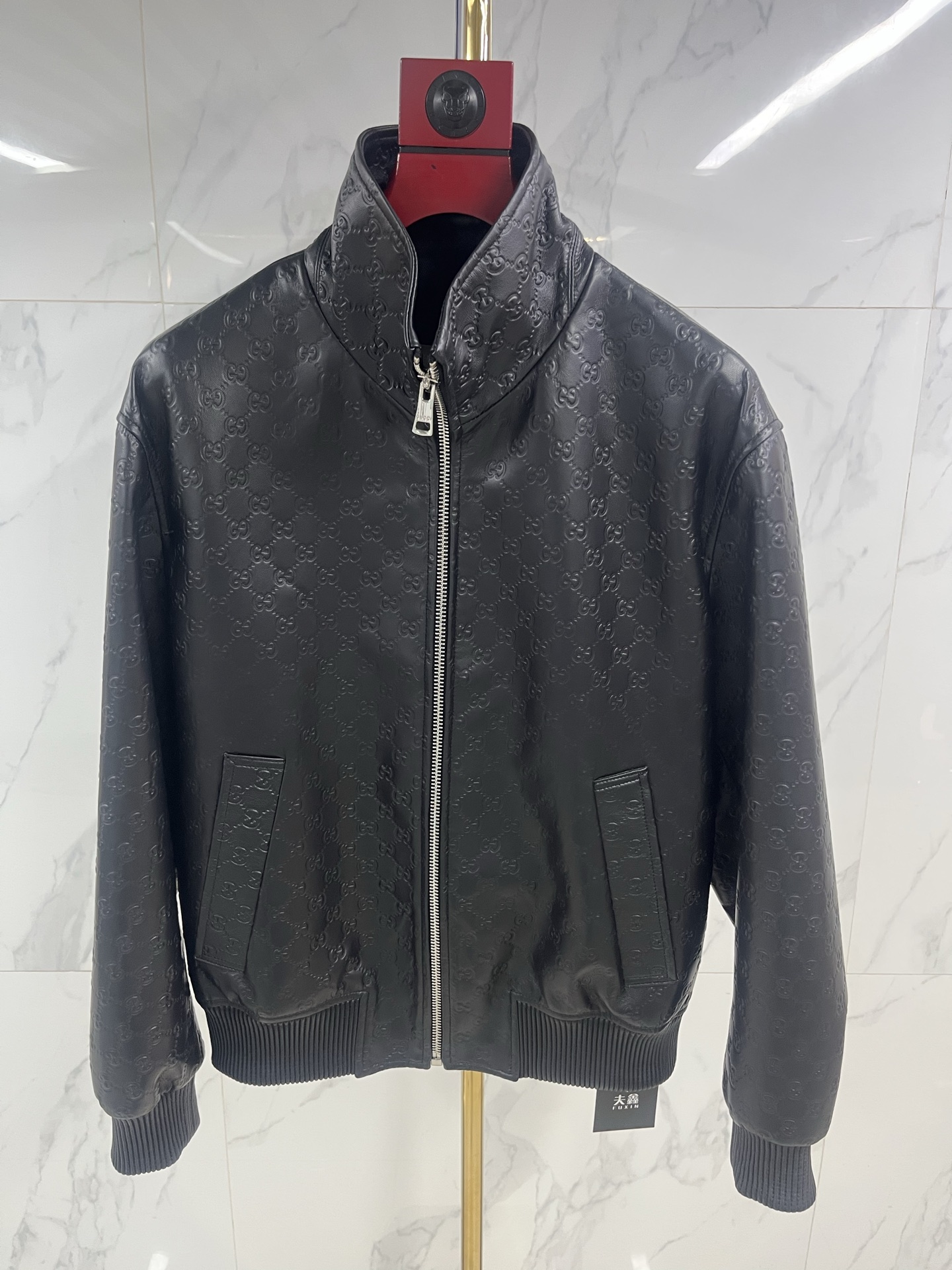 NO:868253,In 2025, the counter in Hong Kong City synchronizes [Gucci]’s latest men’s baseball uniform and leather jacket, which highlights the urban fashion style. The counter reproduces the “Double G” on the whole body one-to-one using the latest embossing technology. The Milan double G has become popular in search engines again. The most popular model with cotton is on  The body effect is comfortable and big-name, unique. As soon as this model came out, it was enthusiastically sought after by men who pursue fashion and 'aesthetics' in the city. It is recommended as a hot model. Code number 48--58 Code:, Gucci-clothing, gucci, leather  jacket,198609092025香港城专柜同步【古琦】最新男装棒球服皮衣,彰显都市时尚范,专柜一比一复刻全身的“双G”采用最新的压花工艺,米兰双G在搜索引擎中又火了一把.加棉爆款上身效果舒适大牌,与众不同.这款一经问世就受到了都市中追求时尚“唯美”男士的热烈追捧,爆款推荐.码数48—-58编码:,古驰-服装,gucci,leather jacket,,Women's clothing