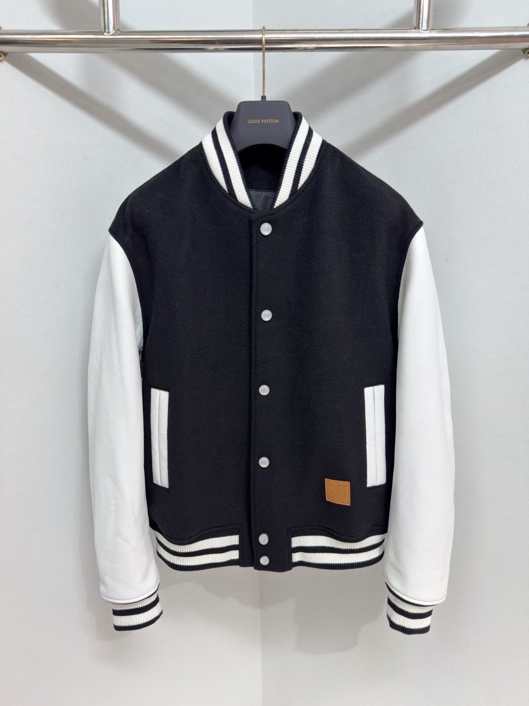 NO:866786,Macau counter syncs 1V 25FW Men's Pearl Button Leather Trimmed Front Pockets Baseball Belted Baseball Jacket This baseball belted jacket has a velvet LV patch on the chest and embroidered beads to highlight the season's dandy theme. The grained leather sleeves are embossed with the Damier pattern and the back reads Pontneuf L. Vuitton.  The deposee embroidery logo upgrades classic American sportswear with the brand's exquisite craftsmanship. Code numbers 48-56:, Louis Vuitton-clothing, louis vuitton, louis vuitton, jackets & coats,19860909澳门专柜同步1V 25FW 男装珍珠扣皮革镶边前袋饰棒球束腰棒球服夹克 本款棒球束腰夹克为胸前丝绒LV 贴饰融入刺绣珠饰,点明当季丹迪主题.粒面皮革衣袖压印 Damier 图案,后部抒写 Pontneuf L. Vuitton deposee刺绣标识,以品牌精湛匠艺升级经典美式运动着装.码数48——56编码:,路易威登-服装,louis vuitton,louis vuitton,jackets & coats,,Women's clothing