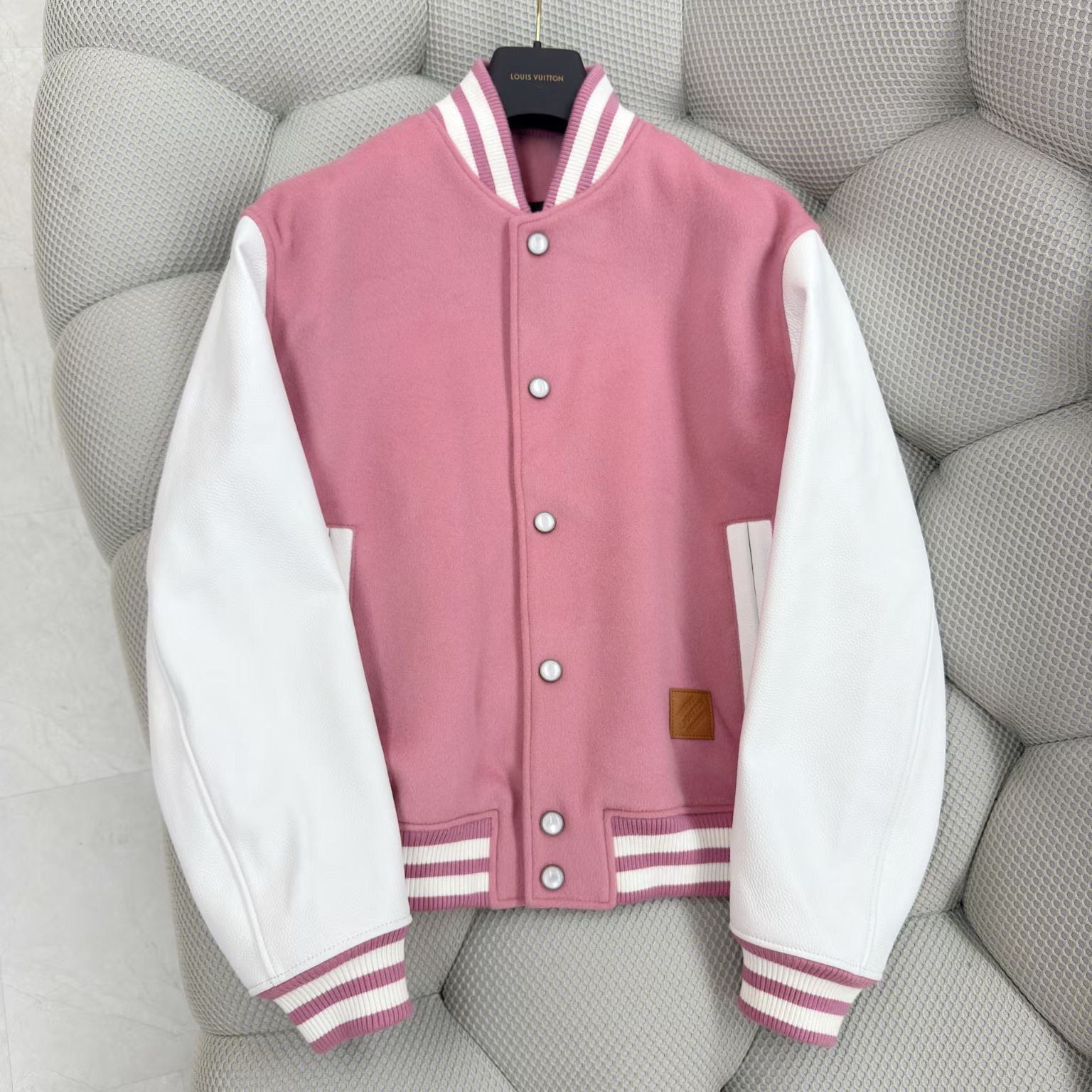 NO:822384,Macau counter simultaneously 1V Nigo co-branded jacket light pink calfskin wool baseball jacket This Varsity jacket is inspired by the aesthetics of the times, the protagonist of the 2025 autumn and winter fashion show. The lightweight wool jacket features original grained calfskin leather sleeves, and a tonal Monogram lining adds a sophisticated touch. The iconic MarqueL.  Code number 46——58 code,Louis Vuitton-clothing,louis vuitton,jackets & coats,jackets & coats,cowhide,19860909澳门专柜同步1V Nigo联名款外套浅粉色小牛皮羊毛棒球夹克 这款 Varsity 夹克的灵感来自 年代的美学,2025 秋冬时装秀的主角.轻盈的羊毛外套采用原创粒面小牛皮革袖子,同色调Monogram 衬里增添精致气息.左袋下方饰有标志性的 MarqueL. Vuitton 标志deposee,背面饰有贴花和珠光纽扣,为这款独家作品锦上添花 .男女同款 码数46———58编码,路易威登-服装,louis vuitton,jackets & coats,jackets & coats,cowhide,,Women's clothing