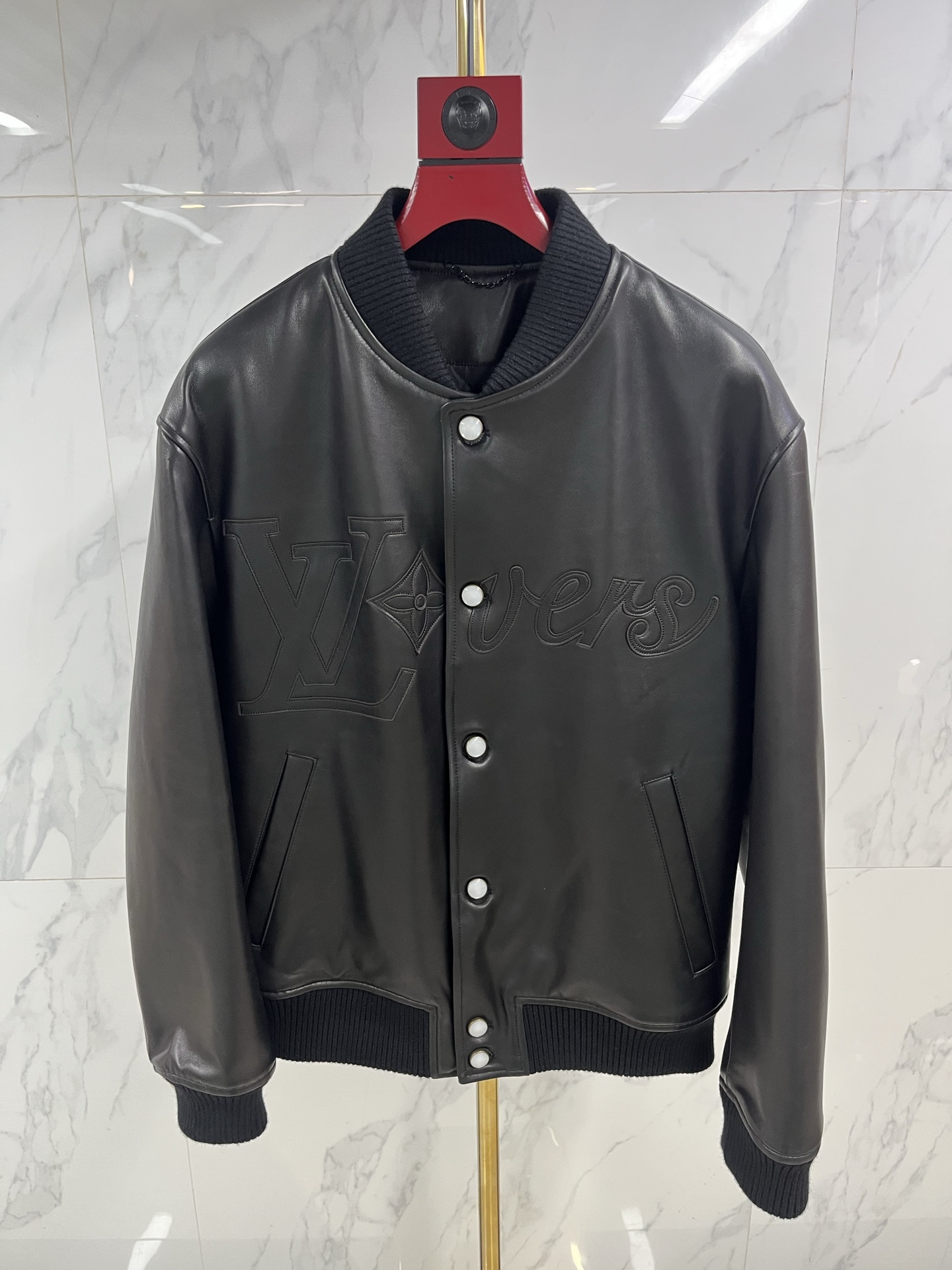 NO:868205,Hong Kong counters are synchronizing LV's new autumn and winter imported Turkish sheepskin and cotton jackets. The top-quality cowhide material is carefully pressed to create a realistic and luxurious texture. Its deep blue tone is like the bright stars in the night sky, deep and charming. It not only adds visual layering, but also shows the agility and vitality of fashion. The eye-catching LV logo on the chest and left shoulder is embroidered on the leather, which is recommended as a popular model.  Code number 48--58 coding:, Louis Vuitton-clothing, louis vuitton, louis vuitton, jackets & coats, sheepskin,19860909香港专柜同步LV 秋冬新款进口土耳其羊皮加棉外套.选用顶级的牛皮材质,精心压制出逼真尽显奢华质感.其深邃的蓝色调,宛如夜空中的璀璨星辰,深邃而迷人.不仅增添了视觉上的层次感,更展现出时尚的灵动与活力.而胸前和左肩醒目的 LV 标志 LOGO 贴皮绣,爆款推荐 码数48--58编码:,路易威登-服装,louis vuitton,louis vuitton,jackets & coats,sheepskin,,Women's clothing