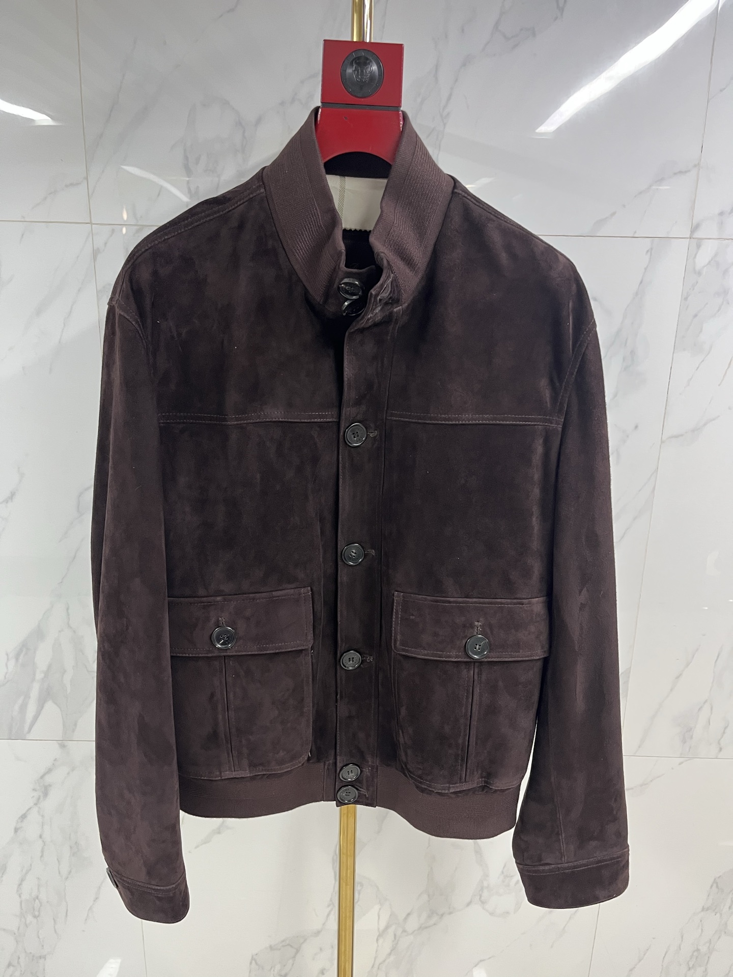 NO:870775,Hong Kong counter synchronizes [Suede Leather Jacket] Luxurious new work of air force uniform, - LP quality two-color jacket. A must-have exquisite item for autumn and winter, smart and light shirt style, special suede process cow leather, light and thin yet wide and warm, artificially assisted woven flower collar technology, beautiful and luxurious, creating a minimalist high-quality experience. Code number 48-58 available in stock Coding, men's clothing, loro piana, jackets & coats, jackets &  coats,shirts,leather jacket,cowhide,chamois leather,19860909香港专柜同步【反绒皮衣】空军服奢华新作,-LP品质感双色夹克外套.秋冬季必备的精致单品,干练轻衬衫版型,特殊麂皮工艺处理牛皮革,轻薄同时挺阔保暖,人工辅助现织花领口工艺,致美奢华,打造极简的高品体验. 码数48——58现货供应 编码,男装,loro piana,jackets & coats,jackets & coats,shirts,leather jacket,cowhide,chamois leather,,Women's clothing