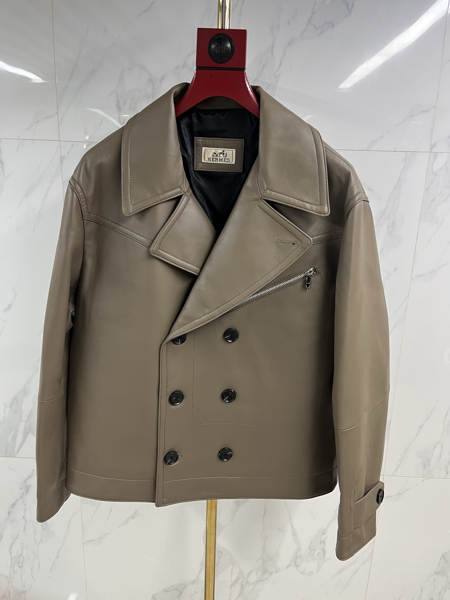 NO:903060,Hermes men's sheepskin lapel leather jacket  Double-breasted buttons are fashionable, casual and as warm as ever. When the cold wave of the city comes, a Hermès sheepskin lapel leather jacket is the armor for you to be calm and leisurely. Select top-grade sheepskin, which feels silky, delicate and flexible, surpassing ordinary sheepskin, and is light and comfortable.  It fits the body well, but contains extraordinary muscles and bones. The natural leather surface flows over time, depositing a deep and warm unique luster, telling a story that only belongs to you. Every inch is made by Hermès craftsmen with extraordinary skills, and the sharp lapels outline the sharp outlines.  , precise tailoring gives the shoulder line impeccable grace. The button opening and closing are meticulously detailed. The lining is lined with silky fabric, which continues the luxurious feel in a low-key manner. This is not only a barrier against the cold wind, but also a symbol of the contemporary gentleman's character.  A silent declaration. From the sharpness and connotation of business meetings to the freedom and ease of traveling in the city, it always has a warm texture to accompany you in different scenes. Hermès leather jackets are carved with time and style, and one piece is eternal - the longer time passes, the better you will understand.  Code number 48——58 coding: Hermes-clothing,hermes,leather jacket,sheepskin,19860909爱马仕男士绵羊皮翻领皮衣 双排扣子时尚休闲温润如初,当城市寒流裹挟而至,一件爱马仕绵羊皮翻领皮衣,便是你从容不迫的铠甲.甄选顶级绵羊皮,触感如丝般细腻柔韧,超越普通羊皮,轻盈贴合身姿,却蕴藏不凡筋骨.天然皮面随时间流转,沉淀出深邃温润的独有光泽,诉说只属于你的故事.每一寸皆由爱马仕工匠倾注非凡技艺,利落翻领勾勒棱角分明的轮廓,精准剪裁赋予肩线无可挑剔的英挺.纽扣开合间,是严丝合缝的细节执着.内里衬以丝滑织物,于低调中延续奢华体感.这不仅是抵御寒风的屏障,更是当代绅士品格的无声宣言.从商务会晤的锋芒内蕴,到都市穿梭的洒脱自如,它始终以温润质感,伴你游刃于不同场景.爱马仕皮衣,以时光雕琢风度,一件即永恒——时间越久,越懂你. 码数48———58编码:,爱马仕-服装,hermes,leather jacket,sheepskin,,Women's clothing