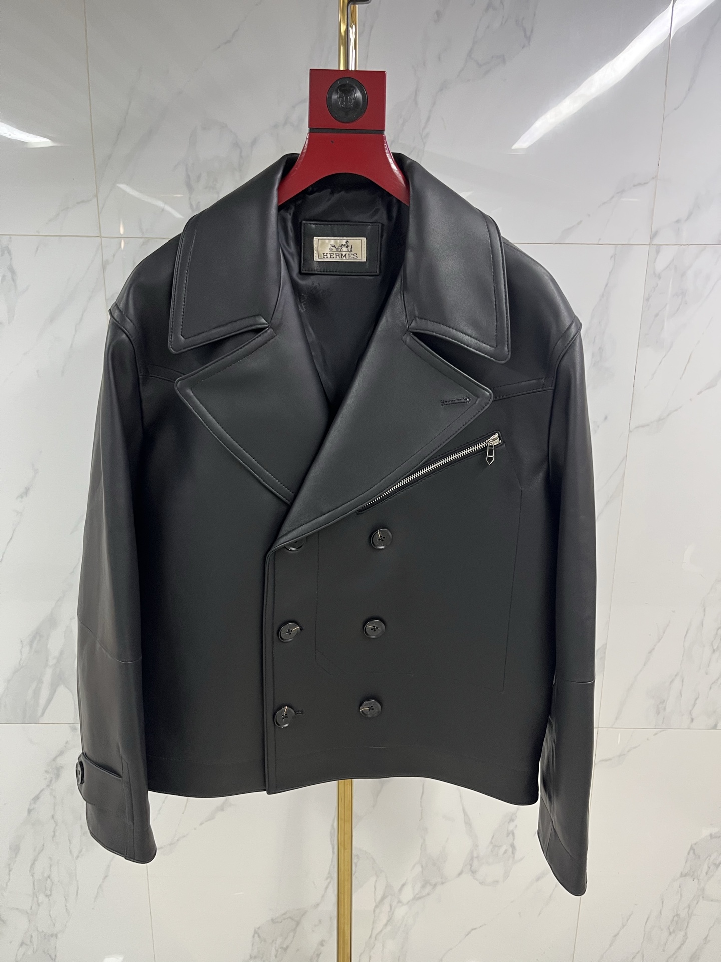 NO:871040,Hermes men's sheepskin lapel leather jacket  Double-breasted buttons are fashionable, casual and as warm as ever. When the cold wave of the city comes, a Hermès sheepskin lapel leather jacket is the armor for you to be calm and leisurely. Select top-grade sheepskin, which feels silky, delicate and flexible, surpassing ordinary sheepskin, and is light and comfortable.  It fits the body well, but contains extraordinary muscles and bones. The natural leather surface flows over time, depositing a deep and warm unique luster, telling a story that only belongs to you. Every inch is made by Hermès craftsmen with extraordinary skills, and the sharp lapels outline the sharp outlines.  , precise tailoring gives the shoulder line impeccable grace. The button opening and closing are meticulously detailed. The lining is lined with silky fabric, which continues the luxurious feel in a low-key manner. This is not only a barrier against the cold wind, but also a symbol of the contemporary gentleman's character.  A silent declaration. From the sharpness and connotation of business meetings to the freedom and ease of traveling in the city, it always has a warm texture to accompany you in different scenes. Hermès leather jackets are carved with time and style, and one piece is eternal - the longer time passes, the better you will understand.  Code number 48——58 coding: Hermes-clothing,hermes,leather jacket,sheepskin,19860909爱马仕男士绵羊皮翻领皮衣 双排扣子时尚休闲温润如初,当城市寒流裹挟而至,一件爱马仕绵羊皮翻领皮衣,便是你从容不迫的铠甲.甄选顶级绵羊皮,触感如丝般细腻柔韧,超越普通羊皮,轻盈贴合身姿,却蕴藏不凡筋骨.天然皮面随时间流转,沉淀出深邃温润的独有光泽,诉说只属于你的故事.每一寸皆由爱马仕工匠倾注非凡技艺,利落翻领勾勒棱角分明的轮廓,精准剪裁赋予肩线无可挑剔的英挺.纽扣开合间,是严丝合缝的细节执着.内里衬以丝滑织物,于低调中延续奢华体感.这不仅是抵御寒风的屏障,更是当代绅士品格的无声宣言.从商务会晤的锋芒内蕴,到都市穿梭的洒脱自如,它始终以温润质感,伴你游刃于不同场景.爱马仕皮衣,以时光雕琢风度,一件即永恒——时间越久,越懂你. 码数48———58编码:,爱马仕-服装,hermes,leather jacket,sheepskin,,Women's clothing