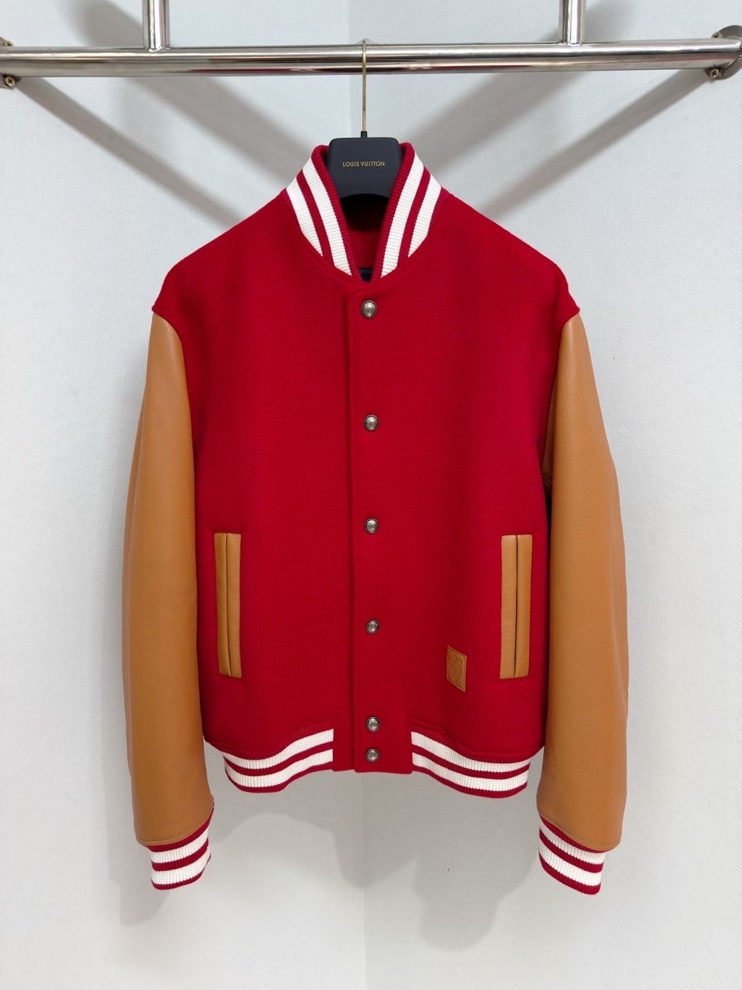 NO:822354,The Varsity Jacket, a co-branded jacket in Hong Kong synchronized with Nigo25, was unveiled at the Autumn/Winter 2025 fashion show. This elegant jacket is made from soft wool with bold red accents, and its calfskin sleeves are reminiscent of the iconic natural cowhide of traditional Louis Vuitton luggage. The signature all-over Monogram pattern on the lining and the signature Marque L. Vuitton deposee appliqué on the front complete the exclusive, unisex style.  Code number 46-56:,Louis Vuitton-clothing,louis vuitton,jackets & coats,jackets & coats,cowhide,19860909香港专柜同步Nigo25联名款外套柔软羊毛拼皮按扣棒球服夹克 Varsity 夹克在2025秋冬时装秀上亮相.这款优雅的外套采用柔软的羊毛制成,带有大胆的红色,其小牛皮袖子让人联想到传统路易威登行李箱的标志性天然牛皮.衬里上标志性的通体Monogram 图案和正 面的 Marque L. Vuitton deposee 标志性贴花完善了独家,男女同款 码数46—56编码:,路易威登-服装,louis vuitton,jackets & coats,jackets & coats,cowhide,,Women's clothing