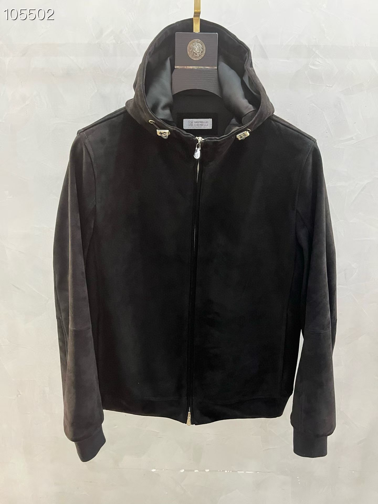 NO:871016,Hong Kong counter genuine BC fashion hat style casual leather jacket, Hong Kong foreign company channel goods, heavyweight tasting luxury items, exclusive limited edition high-end ready-to-wear new autumn and winter products, on sale at Shanghai Guojin flagship store!  The all-over shape outline brings minimalist aesthetics to the extreme, with smooth and capable lines. The designer integrates the unique Italian style with modern aesthetic philosophy. The lapel design enhances the sense of fashion, weakens the seriousness of fashion to a certain extent, and outlines a somewhat yuppie color, both solemn and harmonious, and a highly controllable item!  The top-grade mixed cashmere leather imported from Turkey and Istanbul is the best limited-edition leather in the industry. It is processed through ancient Italian dyeing techniques to create a unique color tone, which is visually stunning. The leather texture is delicate and soft, has good breathability, and the physical touch is more conquering, with a sense of luxury and high-end!  The accessories are all supplied by foreign customers, so you can pull and pull easily, highlighting the brand's characteristics!  The details are exquisite and exquisite. The independent sheepskin exclusive pressed brand logo is quite outstanding. The very restrained and luxurious detail processing effectively flaunts the brand image. It is a noble identity. The tailoring is capable and stylish, and the upper body effect is invincible. It can be both business and leisure to meet various daily dressing needs. It is a zero-collision type on the market!  Two colors, code number 48--58, men's clothing, jackets & coats, leather jacket, sheepskin, hats,19860909香港专柜正品同步BC时装帽款休闲皮衣外套,香港洋行渠道货,重磅级品鉴奢华之物,高级成衣独家限量款年秋冬新品,上海国金旗舰店在售款！通体的造型轮廓将极简美学发挥到极致,线条感流畅干练,设计师将独特的意式格调融合现代审美哲学,翻领的设计提升了时髦感,在一定程度上削弱了时装的严肃感,勾勒出几分雅痞色彩,亦庄亦谐,驾驭度极高的一款单品！客供土耳其-伊斯坦布尔顶级进口混羊绒面皮,属于业界最上乘的限量皮料,通过意大利古法染色工艺处理,缔造出独一无二的色调,视觉无敌惊艳,皮料质感细腻柔软,透气性佳,实物触感更具征服力,自带奢华高级感！ 辅料皆为外商客供,拉拽轻松自如,彰显出品牌特质！细节方面精湛考究,独立的羊皮制专属压制品牌标识颇具出彩,非常内敛奢华的细节处理,有力标榜了品牌形象,属于尊贵的身份体现,剪裁干练有型,上身效果无敌,商务休闲兼备,满足日常各种穿搭需求,市面零撞款的类型！两个颜色 码数48—-58编码,男装,jackets & coats,leather jacket,sheepskin,hats,,Women's clothing
