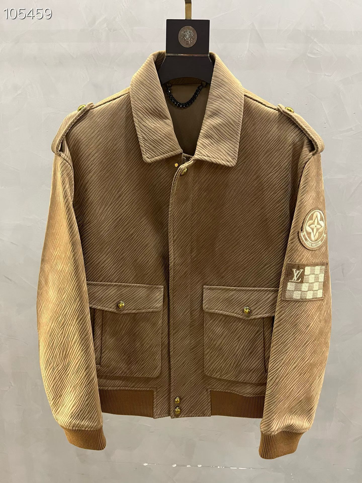 NO:931336,Macau counter has the same 25 new models, Lvjia’s blockbuster items for men this autumn and winter!  This single product is made from imported mixed breeds, with the same texture and gloss!  The full-body original craftsmanship-matched counter version of Donkey Brand belongs to the world's top luxury men's clothing. Leather clothing is a highly fashionable luxury item in the matching season. A high-quality leather clothing can also become 'hard currency' in the wardrobe. It is very investment-friendly and is a must-have item that every man is eager to buy. It can easily occupy the entire autumn and winter matching season!  The essence of Lujia's single products lies in high-end and simplicity, which belongs to its unique aesthetic culture and is also full of its own charming attributes. It is quite sophisticated in terms of design, craftsmanship and materials. The pursuit of quality is very rigorous and demanding, and every detail is used to prove its brand image!  The whole body design follows the typical essence of the Lu family, with artistic shapes, deconstructed aesthetic design, and wide-format design style. Laohua LV is exclusively for lining printing. It is a limited edition sale. It combines the most classic colors of the Lu family. Multiple colors create a conflicting effect with a strong visual sense. It conquers the public with its unique charm. This is also the most advanced way of expressing identity!  The overall materials are high-quality and luxurious. The top-grade sheep leather produced in southern France is supplied by the customer. The leather surface has a delicate and natural luster. The comfort, softness and breathability can be called S-level quality (much better than the inferior, rough and lusterless leather materials on the market, or even fake leather). The texture is overwhelming, and the upper body experience is excellent, irresistible!  The details and craftsmanship are extremely exquisite, the original molding of the Lujia logo is purely hand-made, impeccable, the cutting is excellent, three-dimensional and slim fit, full of style, with a baseball collar design, fashionable and age-reducing, perfect for business and leisure. Code number 48-58:, Louis Vuitton-clothing, louis vuitton, louis vuitton, louis vuitton, louis vuitton, leather jacket, sheepskin,19860909澳门专柜同款25新款驴家今年秋冬男款中的重磅单品！这款单品进口混种样打造,同一种质感和光泽度！全身原版工艺对标专柜版本驴牌属于世界顶级奢侈男装,皮衣属于搭配季塑造性极高的奢物,一件上乘的皮装亦足以成为衣橱里的“硬通货”,非常具有投资性,是每个男人趋之若鹜的必备单品,可以轻松占据整个秋冬搭配季！驴家的单品真谛在于高级和简约,这属于它的独特的美学文化,亦是充满自身魅力属性,无论在设计、工艺和用料方面都颇为考究,对于品质的追求非常严谨和苛刻,用每一个细节来力证自身品牌形象！ 通体的设计沿袭了驴家的典型精髓,造型颇具艺术感,解构式的美学设计,阔版设计风格 老花lv专供里布印花 属于限量版发售性质,集合了驴家最经典的配色,多种色系形成互冲效果,视觉感极强,仅以它独特的魅力来征服大众,这亦是最高级的身份表达方式！ 整体用料上乘奢华,客供的法国南部产的顶级绵羊皮,皮面光泽细腻自然,舒适度和柔软度以及透气度都堪称S级品质（完胜于市面劣质粗糙毫无光泽感的皮料,甚至滥竽充数之流）,质感爆棚,上身体验感极佳,无法抗拒！ 细节工艺极致考究,驴家logo原版开模 纯手工辑线工艺,无可挑剔,裁剪很绝,立体且修身到位,型款十足,搭配棒球领设计,时髦且减龄,商务休闲完美驾驭. 码数48—58编码:,路易威登-服装,louis vuitton,louis vuitton,louis vuitton,louis vuitton,leather jacket,sheepskin,,Women's clothing