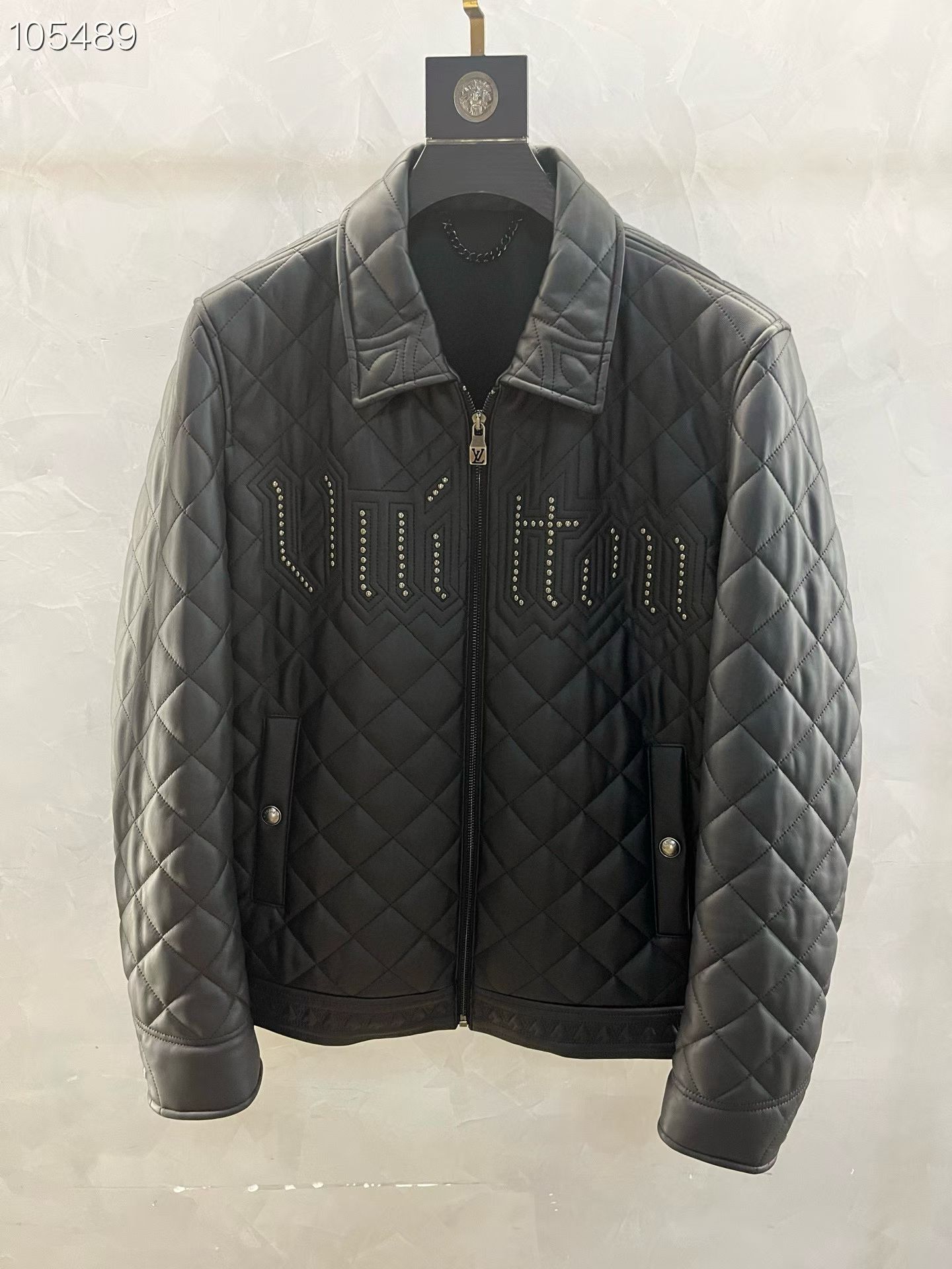 NO:870936,The Hong Kong counter synchronizes the 25 autumn and winter new Sheep Heavy Industry Clothing Car Flower Rivet Style floral cowhide leather jacket. It is made of top-grade cow and sheep leather materials, showing a luxurious texture. Its depth is like the bright stars in the night sky, deep and charming. It not only adds visual layering, but also shows the agility and vitality of fashion. It is the best choice for warmth in autumn and winter. Code number 48--58 Code: Louis Vuitton-clothing, louis  vuitton,louis vuitton,jackets & coats,sheepskin,19860909香港专柜同步LV 秀款25秋冬新款羊重工衣车花铆钉款花牛皮外套.选用顶级的牛羊皮材质,尽显奢华质感.其深宛如夜空中的璀璨星辰,深邃而迷人.不仅增添了视觉上的层次感,更展现出时尚的灵动与活力,秋冬保暖最佳选择.码数48--58编码:,路易威登-服装,louis vuitton,louis vuitton,jackets & coats,sheepskin,,Women's clothing