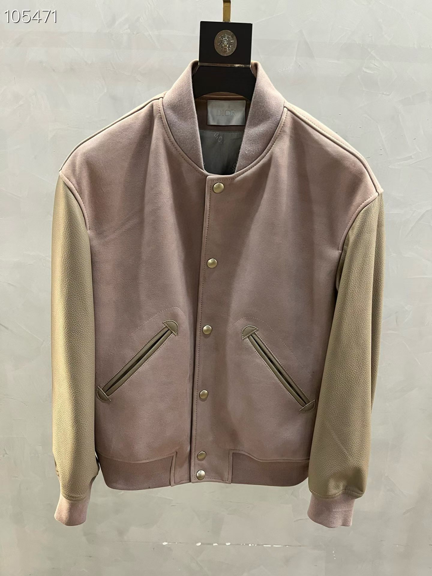 NO:871115,The Hong Kong counter synchronizes the baseball uniform Dior's new autumn and winter men's cashmere and sheepskin spliced leather jackets, which fully demonstrate luxury quality and fashionable style. Dior's leather jacket is carefully selected from Australian imported cashmere and sheepskin.  The DIOR LOGO jacquard webbing runs through the entire garment. The exquisite craftsmanship and brand logo complement each other, highlighting Dior's unique charm and high-end positioning. The two flap pockets on the chest are practical and decorative in design, adding a sense of hierarchy to the overall look. The DIOR LOGO on the lower left side of the garment  Embossed, low-key and luxurious, further showing the unique charm of the brand. Men's suede sheepskin leather jacket is the perfect combination of fashion and quality, and is the best choice for men to show their personality and charm in autumn and winter. Whether paired with casual pants or formal pants, you can easily create a fashionable and elegant look. Choose Dior, choose excellent quality and fashion taste. Code number 48-58 coding: Dior-clothing, dior, dior, leather jacket, sheepskin,19860909香港专柜同步棒球服迪奥 DIOR 秋冬新款男士羊绒羊皮拼接皮衣,尽显奢华品质与时尚风范.迪奥这款皮衣精心选用澳洲进口羊绒羊皮,材质上乘,手感柔软舒适,彰显品牌对品质的极致追求.提供黑色与卡其两种经典颜色选择,满足不同场合与个人风格需求.为整体造型增添一抹温暖与时尚感,既彰显男士的硬朗气质,又不失优雅风度.前门襟的 DIOR LOGO 提花织带贯穿整个衣服,精致的工艺与品牌标识相得益彰,凸显迪奥的独特魅力与高端定位.胸前两个揭盖口袋,设计实用且富有装饰性,为整体造型增添层次感.衣服左下的 DIOR LOGO 压花,低调而奢华,进一步展现品牌的独特魅力.男士反绒羊皮皮衣,是时尚与品质的完美结合,是男士们在秋冬季节展现个性与魅力的不二之选.无论是搭配休闲裤还是正装裤,都能轻松打造出时尚、优雅的造型.选择迪奥,选择卓越品质与时尚品味. 码数48——58编码:,迪奥-服装,dior,dior,leather jacket,sheepskin,,Women's clothing