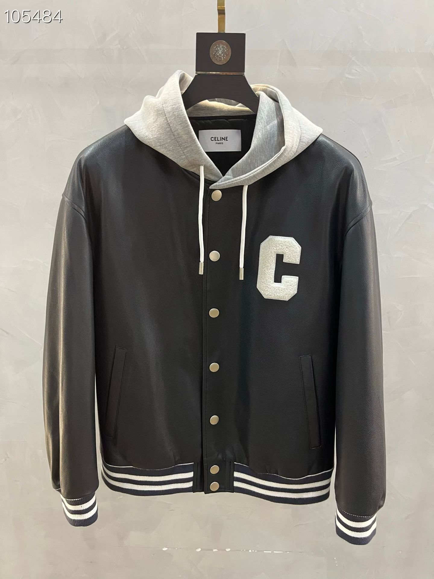 NO:868295,2025 Hong Kong Harbor City counter authentic CelineCE baseball uniform, hooded jacket, same style for men and women, moderate thickness. Wouldn’t it be cool to wear such a woolen baseball uniform in autumn and winter?  The same style as the stars, you can get the celebrity outfits in one second. Autumn and winter are here. The eye-catching letter C on the chest is designed with a letter LOGO on the back. It is simple but does not lose the sense of brand. The texture is very good!  This splicing design is very nice. The best thing is that it is more gentle than ordinary leather jackets but more mature than traditional baseball jackets. It can match both mature and youthful feelings. It is not a picky style... Highly recommended!  High-end wear code number 48--58 coding:, Celine-clothing, celine, celine, jackets & coats, jackets & coats, leather jacket, hats,198609092025香港海港城专柜正品同步CelineCE棒球服 帽款夹克外套 男女同款厚度适中 秋冬穿着这样一件呢子棒球服会不会很帅？明星同款,一秒get明星穿搭,秋冬已至,胸前醒目的c字,的设计,背面是一个字母LOGO,简单而不失品牌感,质感非常的棒！这样拼接设计很nice最棒的是,它比一般的皮衣夹克更和气但又比传统棒球夹克成熟,成熟和青春的感觉都能搭配出来.不挑人的款…强力推荐！高级感穿搭 码数48——-58编码:,赛琳-服装,celine,celine,jackets & coats,jackets & coats,leather jacket,hats,,Women's clothing