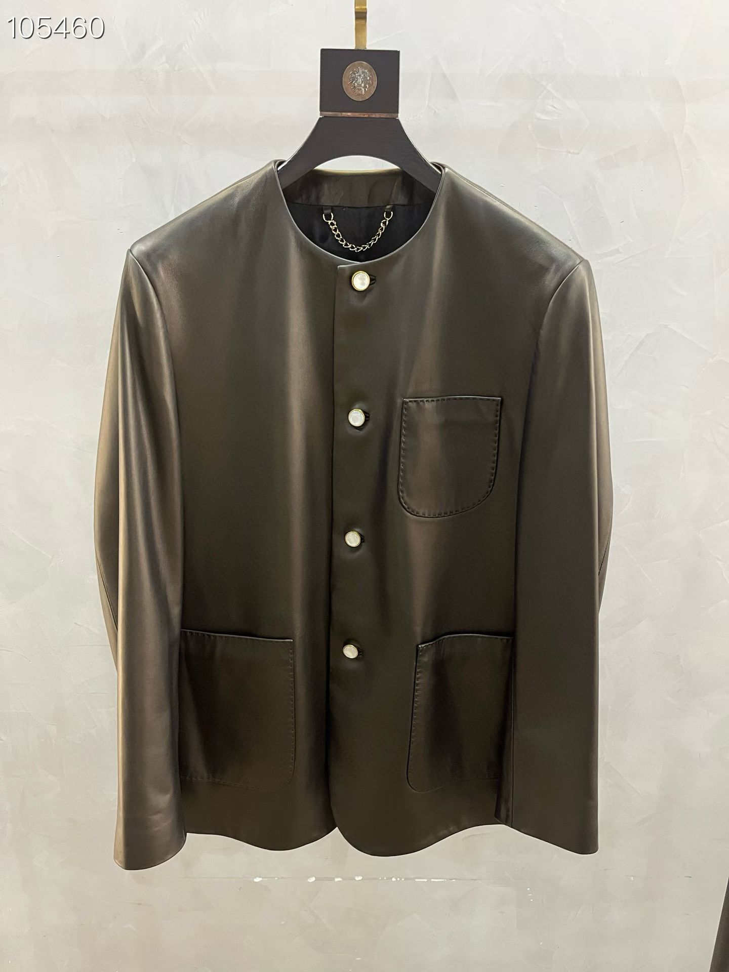 NO:871007,Hong Kong counter of the same style Lv family 2025 high-end genuine leather jacket, trading company's top products, 25F/W autumn and winter new products, luxury high-end main line series, store-level stunners, directly supplied to G cabinets in the Asia-Pacific region, genuine genuine products of pure blood!  LV's men's clothing is an iconic presence in the fashion industry. It always occupies the TOP position in the ranking of luxury brands. It has unique tailoring designs and perfect Italian fashion aesthetic concepts, as well as careful exploration and careful carving of fabrics. It organically combines traditional craftsmanship with modern wisdom to give full play to the art of men's clothing!  A high-end leather jacket belongs to men's equipment and armor, and is a killer weapon for street style, while a brown leather jacket with suede characteristics is more lethal and is definitely a business card that stands out to improve vision and enhance taste. It is destined to be an excellent outdoor styling item. You can catch a glimpse of it in some road movies. It is quite free and unrestrained, retro and fashionable, and is endowed with a legendary story. It is very flavorful and releases male hormones to the extreme!  Code number 48-58 coding:, Louis Vuitton-clothing, louis vuitton, louis vuitton, louis vuitton, jackets & coats, jackets & coats,19860909香港专柜同款Lv 家2025高端端真皮夹克外套, 贸易公司洋行臻品,25F/W秋冬新品,奢侈高端主线系列,镇店级的尤物,直供亚太地区G柜,纯血统的真品！lv家的男装属于时装圈标志性的存在,奢侈品牌排序中始终占据TOP地位,拥有独到的剪裁设计和完美的意式时装美学理念,以及对于面料的精心探索与精心雕琢,将传统工艺和现代化智慧有机的结合,让驴男装艺术得到极致发挥！一款高级皮装属于男人的装备盔甲,属于出街造型的杀手锏武器,而一件棕色且带反绒皮特质的皮装更具致命性,绝对属于出挑改良视觉以及提升品位的一张名片,TA 注定属于户外天生的优秀造型单品,你可以从一些电影公路类型片中一瞥身影,颇具洒脱不羁且复古个性时髦,并赋予了传奇故事性,非常具有味道,将男性的荷尔蒙释放到极致！ 码数48——58编码:,路易威登-服装,louis vuitton,louis vuitton,louis vuitton,jackets & coats,jackets & coats,,Women's clothing