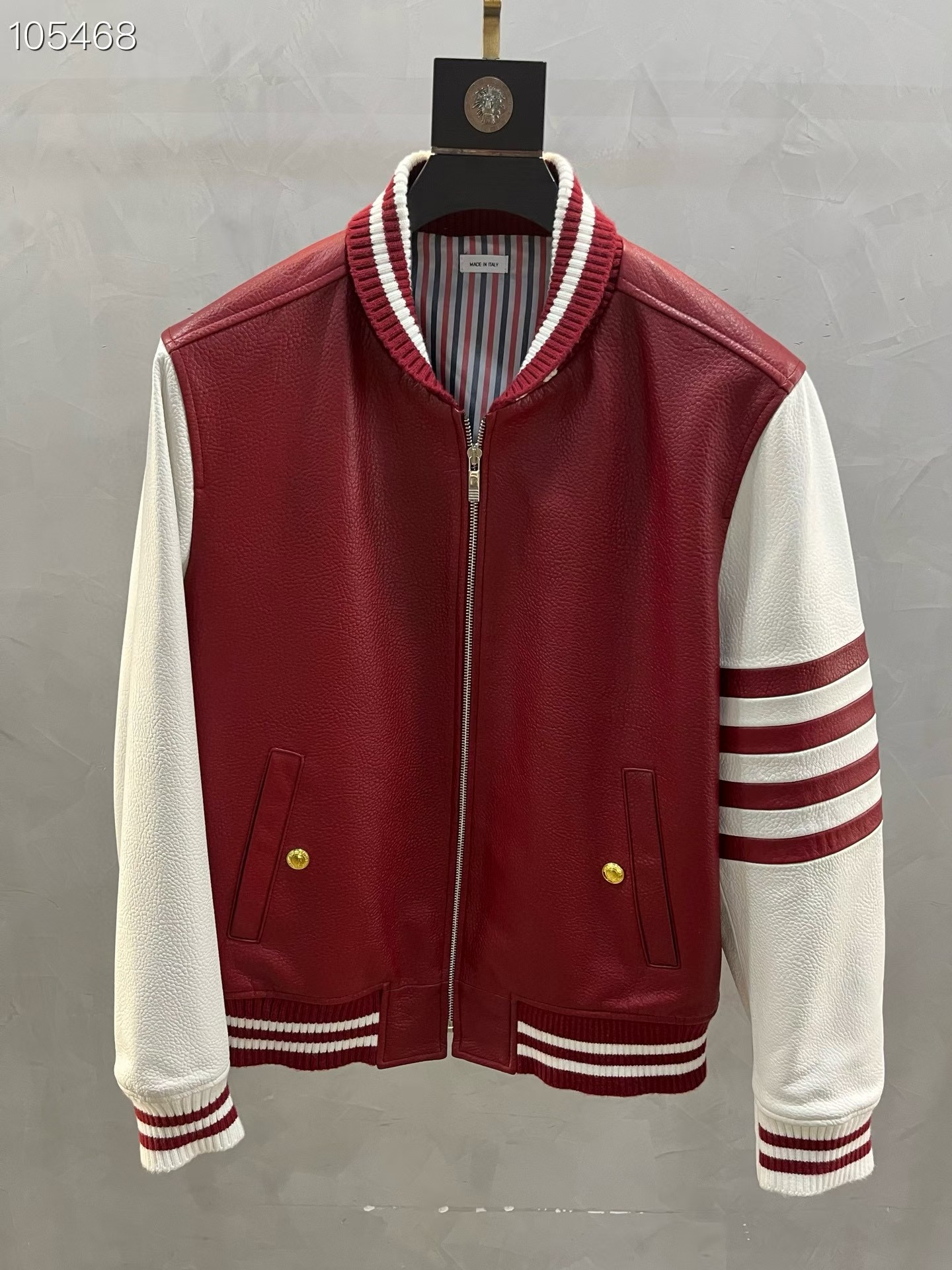 NO:871131,2025 new autumn and winter TB baseball uniform with contrasting collar, personalized and fashionable leather jacket] Fashion cutting-edge, this pebbled calfskin TB baseball uniform with contrasting collar, personalized and fashionable leather jacket is a must-have in your wardrobe  A must-have fashion item. Selected high-quality calfskin material, the pebbled texture not only gives the leather jacket a unique texture, but also brings excellent feel and durability. The natural luster and texture of the calfskin make this jacket visually more high-end and luxurious.  The design inspiration of the TB baseball uniform combines traditional and modern elements, retaining the classic silhouette of the baseball uniform while incorporating modern and fashionable design concepts. The clever use of splicing technology allows this leather jacket to maintain overall coordination without losing the exquisiteness and individuality of the details. The design of the contrasting collar adds a bright color contrast to the overall shape, highlighting personality and fashion sense.  This leather jacket can be easily worn whether it is paired with casual wear or formal wear, showing your unique fashion taste. Whether it is daily travel or special occasions, this leather jacket can make you the center of attention, highlighting your personality and fashion attitude. Code number 48-58 coding:, Thom Browne-clothing,thom browne,jackets & coats,jackets & coats,leather jacket,cowhide,198609092025秋冬新款TB棒球服拼接工艺撞色衣领个性时尚款夹克皮衣外套】时尚前沿,这款荔枝纹小牛皮TB棒球服拼接工艺撞色衣领个性时尚款夹克皮衣外套,是您衣橱中不可或缺的时尚单品.精选优质小牛皮材质,荔枝纹的肌理不仅赋予了皮衣独特的质感,还带来了极佳的手感和耐用性.小牛皮的自然光泽与纹理,让这款夹克在视觉上更显高档与奢华. TB棒球服的设计灵感,结合了传统与现代的元素,既保留了棒球服的经典轮廓,又融入了现代时尚的设计理念.拼接工艺的巧妙运用,使得这款皮衣在保持整体协调的同时,又不失细节的精致与个性.撞色衣领的设计,为整体造型增添了一抹鲜明的色彩对比,彰显了个性与时尚感. 这款夹克皮衣外套,无论是搭配休闲装还是正装,都能轻松驾驭,展现出您独特的时尚品味.无论是日常出行还是特别场合,这款皮衣都能让您成为焦点,彰显您的个性与时尚态度.码数48—58编码:,汤姆布朗-服装,thom browne,jackets & coats,jackets & coats,leather jacket,cowhide,,Women's clothing