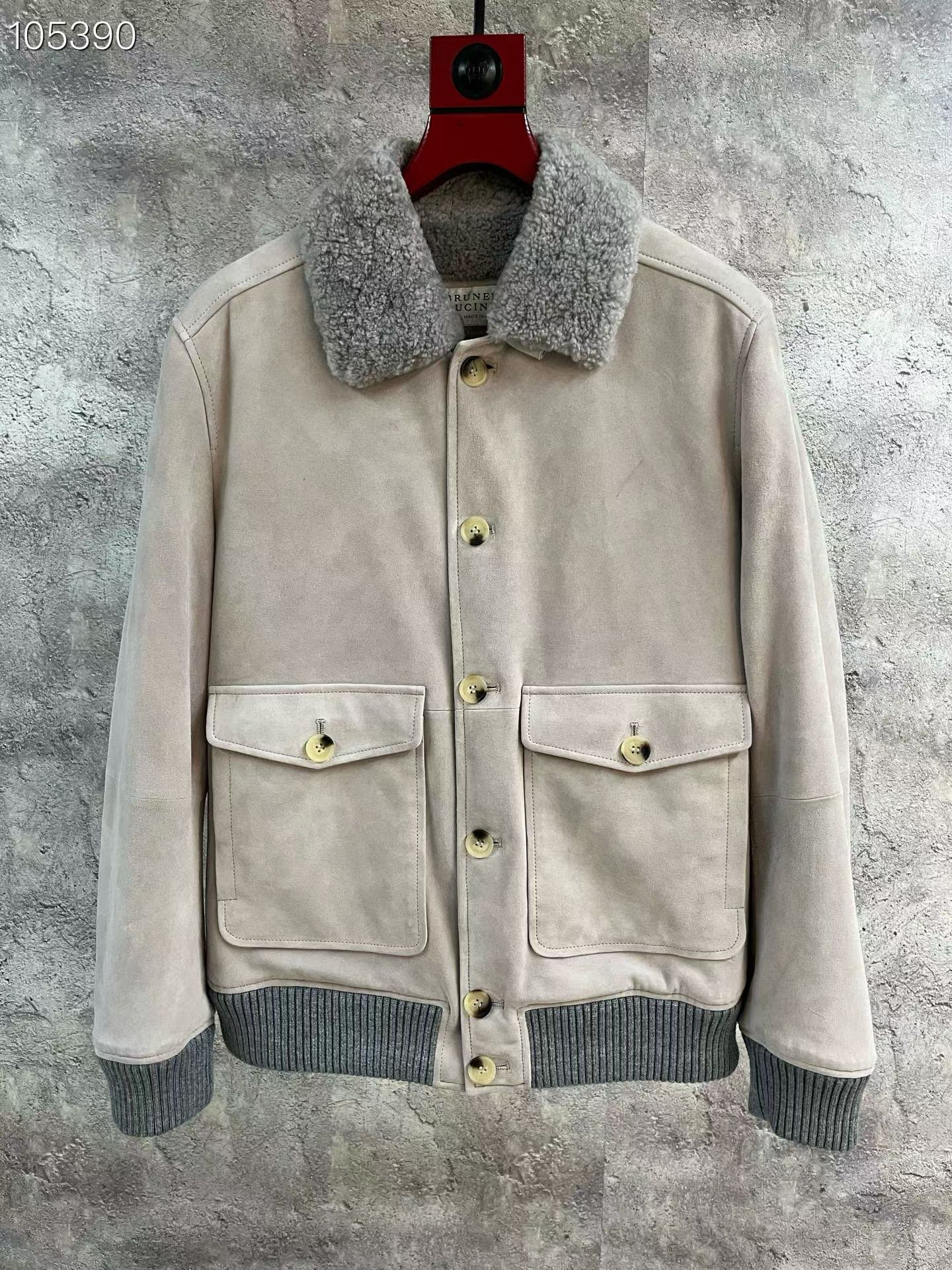 NO:870799,The Italian counter synchronizes Brunello Cucinelli autumn and winter men's clothing discounts during the season. The Brunello Cucinelli autumn and winter men's clothing that I like is integrated with fur. At the same time, I also want to make room for the new early spring reosrt. The 50% off value for money is not only high, it is very high. They are all new styles of the season!  Recommended imported suede fur all-in-one hot style. Code number 48-58:, men's clothing, brunello cucinelli,19860909意大利专柜同步brunello cucinelli秋冬换季男装折扣季探店喜欢的Brunello Cucinelli秋冬男装皮毛一体同时也要给新到的早春reosrt腾空间,五折性价比真的不止高,是很高了, 都是当季新款哈！进口反绒皮毛一体爆款推荐.码数48—58编码:,男装,brunello cucinelli,,Women's clothing