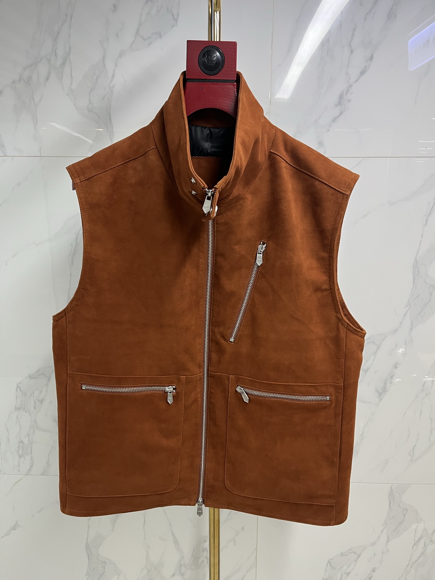 NO:868276,2025 new autumn and winter imported leather color/new autumn and winter H family men's pilot down leather vest jacket, a heavy-duty high-end product, officially sold simultaneously, a high-frequency matching style in posters and albums, a star-level item!  As a must-have signature type every season, it is enough to prove its super popularity and status. Whether it is fashion week street photography or major brand shows, it has its own popularity. The excellent version has a modern design, and it is a jacket with a full sense of style!  The H family has always been a high-end luxury brand. This sheepskin jacket comes in two colors, emphasizing details and quality!  There is no doubt that this single leather jacket will be the signature of the H family this autumn and winter. The pearl-colored hardware pulls and four-button buckles are the same as those on the counters. The whole body design follows the genetic aesthetics of the H family. The threads are all custom-made. The price is expensive. The improved stand-up collar shape has a distinctive logo. It is retro, age-reducing and very fashionable. It is full of youthfulness and vitality and the fashionability instantly soars!  Same style for men and women, available from stock, code size 48-58, code: Hermès-clothing,hermes,jackets & coats,jackets & coats,leather jacket,down jacket,sheepskin,198609092025秋冬新款进口皮料颜色/秋冬新款H家男士飞行员羽绒皮马甲外套,重磅高端臻品,官方同步售卖,海报画册高频搭配款,属于明星级的一款单品！作为每季必出的招牌类型,足以印证其超强的人气和地位,无论时装周街拍还是各大品牌秀场都自带热度,优良的版型兼具现代感的设计,造型感十足的一款外套！ H家一直是高奢路线,这款绵羊皮夹克一共两个色,强调得是细节与品质！毋庸置疑,这款单品皮衣必是今年秋冬H家的招牌担当.珍珠粒色的五金拉头,四合扣更是与专柜无异通体设计沿袭了H家的基因美学,螺纹全部开模定制,价格昂贵,改良式的立领造型,辨识度鲜明标志,复古减龄又非常时髦,充满年轻态及活力感时髦度瞬间飙升！男女同款,现货供应 码数48—58编码:,爱马仕-服装,hermes,jackets & coats,jackets & coats,leather jacket,down jacket,sheepskin,,Women's clothing