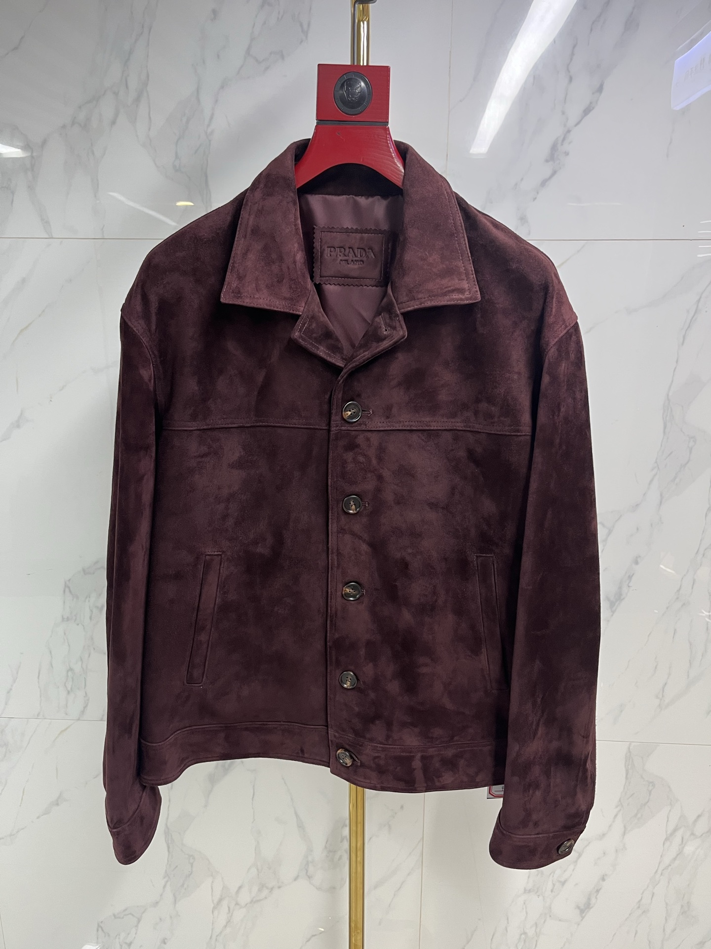 NO:868161,The 2025 autumn and winter new styles are available simultaneously at Hong Kong Harbor City counters. PRADDA suede leather zipper jacket is made of imported suede sheepskin. Stand-up collar cashmere drape stick. The texture is very good. It has an old money style flavor. Printed letters in the lower left corner are welcome to compare at the counter. Code number 46-58 coding:, Prada-clothing, prada, prada, jackets & coats, leather jacket, sheepskin,198609092025秋冬新款香港海港城专柜同步上新 PRADDA普拉达反绒皮衣拉链夹克 采用进口绒面羊皮 立领羊绒垂感棒 质感非常好 有股老钱风的味道,左下角印花字母、欢迎专柜对比. 码数46—58编码:,普拉达-服装,prada,prada,jackets & coats,leather jacket,sheepskin,,Women's clothing