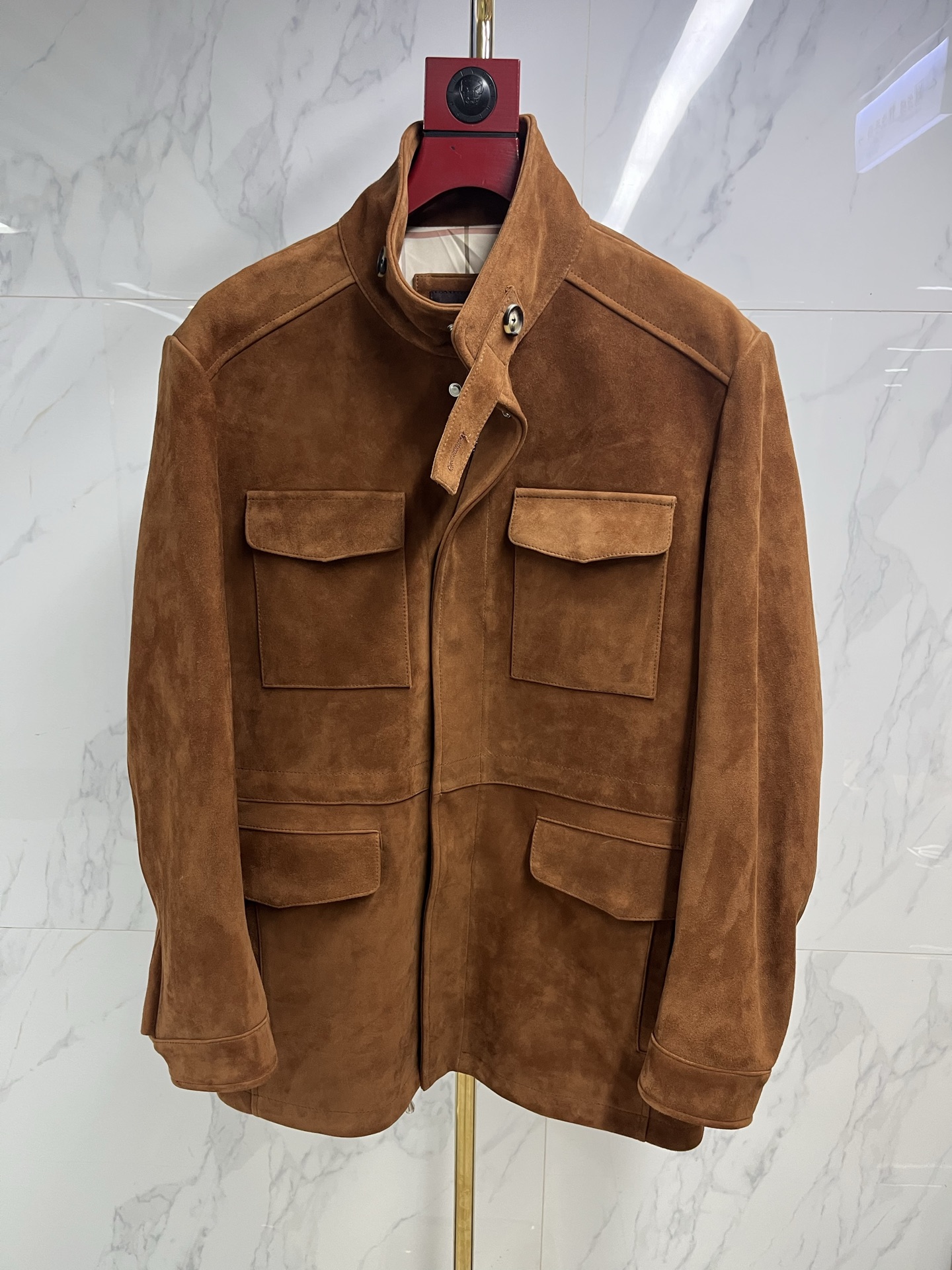 NO:868229,Hong Kong counter synchronizes the new autumn and winter men's imported hybrid sheep suede sheepskin hunting leather jacket mid-length coat!  Inside, the channels of the sophisticated trading company are rare, and at the same time exploring the forefront of fashion, LP Home presents you a leather jacket that combines classic and modern design elements. The overall material is extremely luxurious, and it is the best mass-produced leather in the industry. It is quite heavy and expensive. The leather has first-class toughness and texture, full of delicacy, and excellent breathability!  It also shows the wearer’s temperament and taste!  Whether for daily wear or attending various occasions, this leather jacket can make you the center of attention!  Code number 48-58 Coding:, men's clothing, loro piana, jackets & coats, jackets & coats, leather jacket, sheepskin,19860909香港专柜同步秋冬新款男士进口混种羊反绒羊皮猎装皮衣夹克中长款外套！内里复合精致贸易公司渠道稀出,同探索时尚的前沿,LP家为您呈现一款融合了经典与现代设计元素的皮衣外套.整体的用料极致奢华,属于业界最上乘的量产皮料,颇为重磅且矜贵,皮料韧性度与质感一流,细腻感十足,透气性亦优越！更显现出穿着者的气质和品味！无论是日常穿搭还是参加各种场合,这款皮衣外套都能让您成为焦点！ 码数48—58编码:,男装,loro piana,jackets & coats,jackets & coats,leather jacket,sheepskin,,Women's clothing