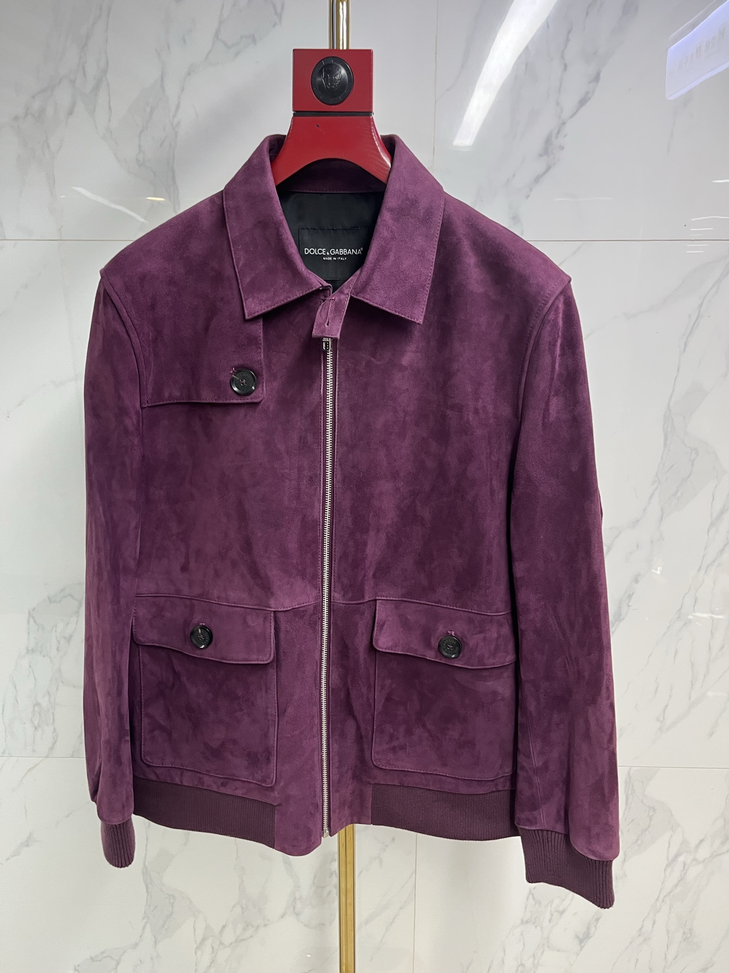 NO:868207,Macau’s classic imported anti-velvet DG Dolce & Gabbana motorcycle leather jacket!  'Good cars come with good leather' can highlight the texture of clothes and the taste of wearing them. In recent years, motorcycle leather jackets have not been as popular as before. Although it is related to the trend, the trend is often in the hands of a few people, leading the fashion vane. The authentic products at the counter are simultaneously wild and wild, which really makes the male hormones grow, allowing the personality to be displayed vividly. Available in stock, code number 48-58, Dolce&Gabbana-clothing, Dolce&Gabbana, leather jacket,19860909澳门经典进口反绒DG 杜嘉班纳机车皮衣！ “好车配好皮” 才能更突显衣服质感,穿着的品味. 这几年机车皮衣 没以往流行,虽然与潮流趋势有关,但往往潮流都是掌握在少数人手中,引流这时尚的风向标.专柜正品同步富于狂野着实让让蓬发男性荷尔蒙.让个性展现的淋漓尽致.现货供应 码数48—58编码,杜嘉班纳-服装,Dolce&Gabbana,leather jacket,,Women's clothing