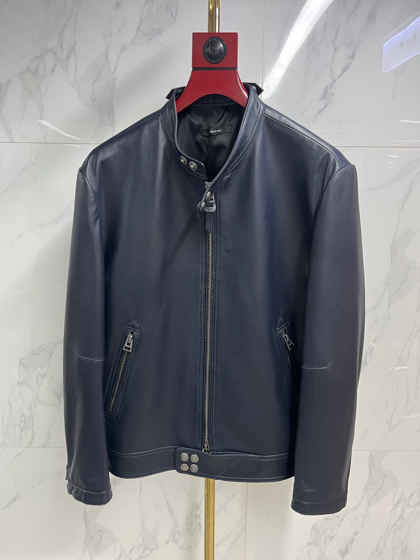 NO:870895,The Hong Kong counter is synchronized with TOM FORD, which is made of high-quality sheepskin, with soft touch, superior texture, and simple yet fashionable design. It perfectly integrates modern elements and shows unparalleled charm. It is not only convenient and practical, but also adds a sense of fashion. TF leather jacket is not only a fashion item, but also a reflection of an attitude towards life. It represents your pursuit of quality, love for fashion, and passion for life.  The style of the lapel jacket is fashionable and capable, which not only shows your elegant figure, but also gives you confidence and charm. Whether you are walking through the bustling streets of the city or attending important social occasions, this Tom Ford dark blue. Code number 48-56 Code:, men's clothing, tom ford, tom ford, jackets & coats, leather jacket, sheepskin,19860909香港专柜同步TOM FORD汤姆福特、优质羊皮材质,触感柔软,质感上乘,设计简约而不失时尚感.它完美地融合了现代的元素,展现出无与伦比的魅力.不仅方便实用,更增添了几分时尚感.TF皮衣不仅仅是一件时尚单品,更是一种生活态度的体现.它代表着你对品质的追求,对时尚的热爱,对生活的热情. 翻领夹克的版型,时尚而干练,不仅展现出您的优雅身姿,更赋予您自信与魅力.无论是穿梭于都市的繁华街道,还是出席重要的社交场合,这款汤姆福特 深蓝色. 码数48—56编码:,男装,tom ford,tom ford,jackets & coats,leather jacket,sheepskin,,Women's clothing