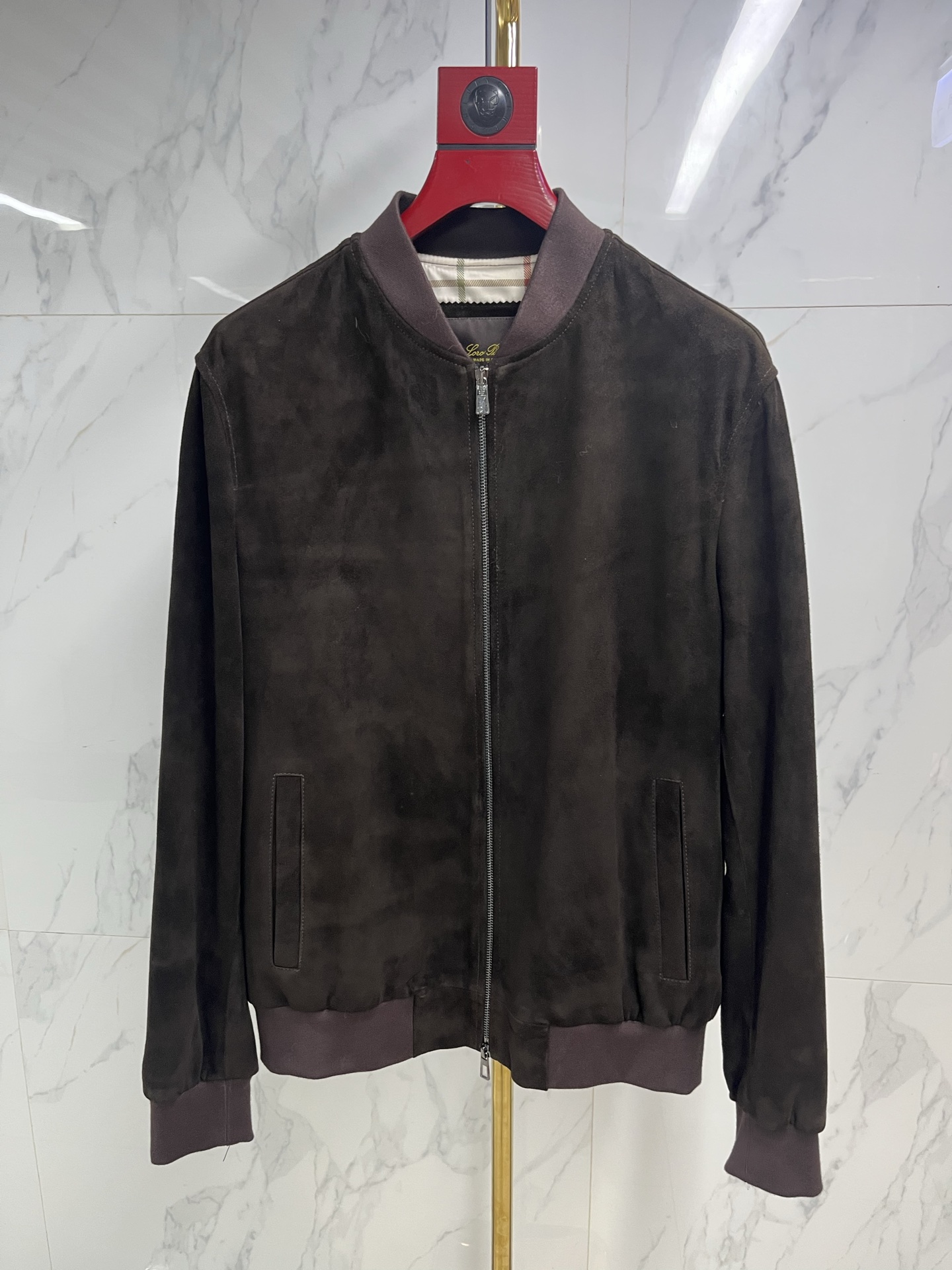 NO:868218,2025 Hong Kong counter synchronizes the new imported men's baseball uniform ultra-thin suede sheepskin baseball uniform leather jacket jacket!  LP Home presents you a leather jacket that combines classic and modern design elements. The overall materials are extremely luxurious, and the configuration is unbeatable. The Italian top quality leather supplied by the customer is the best mass-produced leather in the industry. It is quite heavy and expensive. The leather has first-class toughness and texture, full of delicacy, and excellent breathability!  It also shows the wearer’s temperament and taste!  Whether it is daily wear or attending various occasions, popular business casual styles are recommended. Code numbers 48-58: men's clothing, loro piana, jackets & coats, jackets & coats, leather jacket, sheepskin,198609092025香港专柜同步新款男士进口棒球服超薄反绒羊皮棒球服皮衣夹克外套！LP家为您呈现一款融合了经典与现代设计元素的皮衣外套.整体的用料极致奢华,无敌的配置,客供的意大利顶尖属于业界最上乘的量产皮料,颇为重磅且矜贵,皮料韧性度与质感一流,细腻感十足,透气性亦优越！更显现出穿着者的气质和品味！无论是日常穿搭还是参加各种场合,商务休闲爆款推荐. 码数48—58编码:,男装,loro piana,jackets & coats,jackets & coats,leather jacket,sheepskin,,Women's clothing