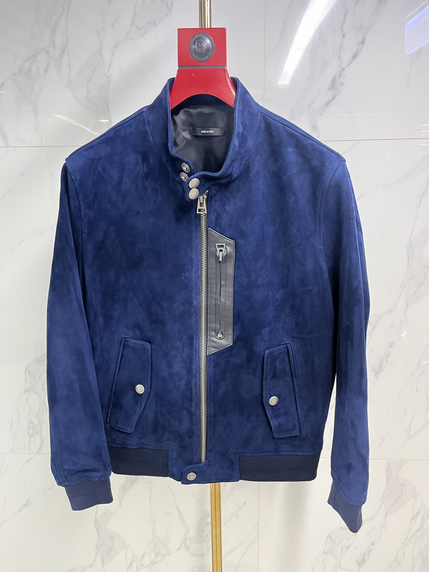 NO:822386,Hong Kong counter synchronization TOM  FORD Tom Ford, 25 new product stand-up collar suede stand-up collar leather jacket made of high-quality suede sheepskin, soft to the touch, high-quality texture, simple yet fashionable design. It perfectly blends retro and modern elements, showing unparalleled charm. Classic lapel design,  The unique zipper and four-button closure design is not only convenient and practical, but also adds a sense of fashion. The TF leather jacket is not only a fashion item, but also a reflection of your attitude towards life. It represents your pursuit of quality, love for fashion, and passion for life.  The style of the lapel jacket is fashionable and capable, which not only shows your elegant figure, but also gives you confidence and charm. Whether you are walking through the bustling streets of the city, this Tom Ford, code number 48-58 coding:, men's clothing, tom ford, tom ford, jackets & coats, leather jacket, sheepskin,19860909香港专柜同步TOM FORD汤姆福特、25新品立领绒皮立领皮衣优质绒面羊皮材质,触感柔软,质感上乘,设计简约而不失时尚感.它完美地融合了复古与现代的元素,展现出无与伦比的魅力.经典的翻领设计,结合个性的拉链和四合扣闭合设计,不仅方便实用,更增添了几分时尚感.TF皮衣不仅仅是一件时尚单品,更是一种生活态度的体现.它代表着你对品质的追求,对时尚的热爱,对生活的热情. 翻领夹克的版型,时尚而干练,不仅展现出您的优雅身姿,更赋予您自信与魅力.无论是穿梭于都市的繁华街道这款汤姆福特 , 码数48—58编码:,男装,tom ford,tom ford,jackets & coats,leather jacket,sheepskin,,Women's clothing