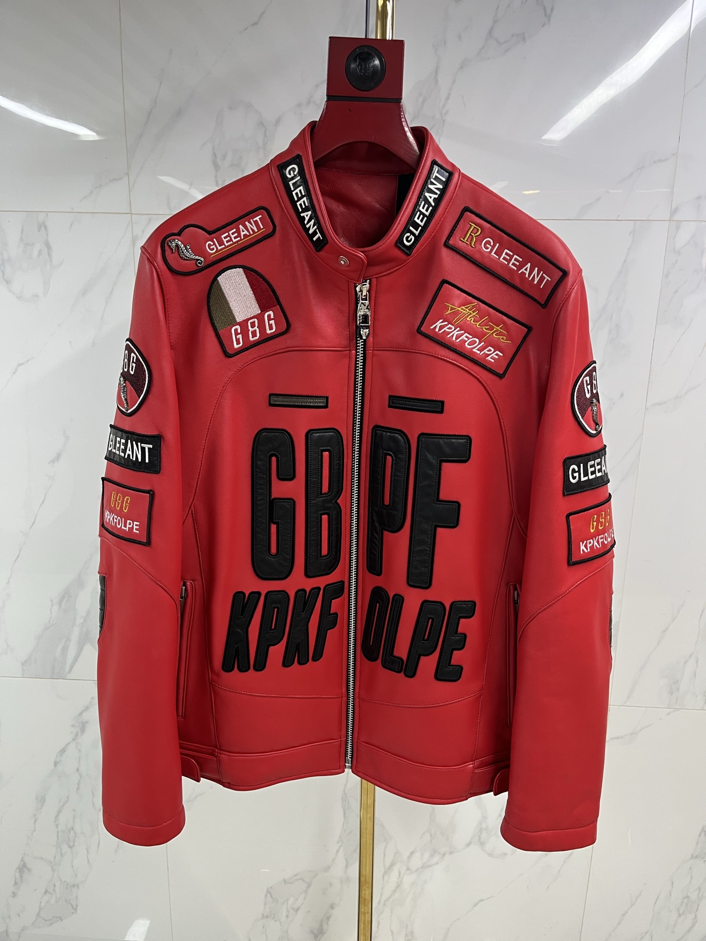 NO:931347,The same style as the current official website, 2025 fashionable leather sheepskin motorcycle model with cotton lining, customized YKK zippers, high-end atmosphere, the overall materials are extremely luxurious, the leather feels very delicate, the outer layer is the top imported sheepskin from Italy for customers, the material is the best limited production leather in the industry, it is quite expensive, the toughness and texture of the leather are first-class, delicate and soft, the leather jacket is a highly photographed item that can span multiple seasons!  F1 racing driver's fur is the same for men and women, three colors. Code number 46-58: men's clothing, leather jacket, sheepskin,19860909现货官网同款,内里加棉2025时尚真皮绵羊皮机车款,定制YKK拉链,高端大气,整体的用料极致奢华,皮料手感非常细腻,外层为客供的意大利顶尖进口绵羊皮,用料属于业界最上乘的限量产皮料,颇为矜贵,皮料韧性度与质感一流,细腻且柔软,皮衣属于出镜率极高的单品,可以横跨多个季节！F1赛车手专用皮草男女同款,三个颜色. 码数46—58编码:,男装,leather jacket,sheepskin,,Women's clothing