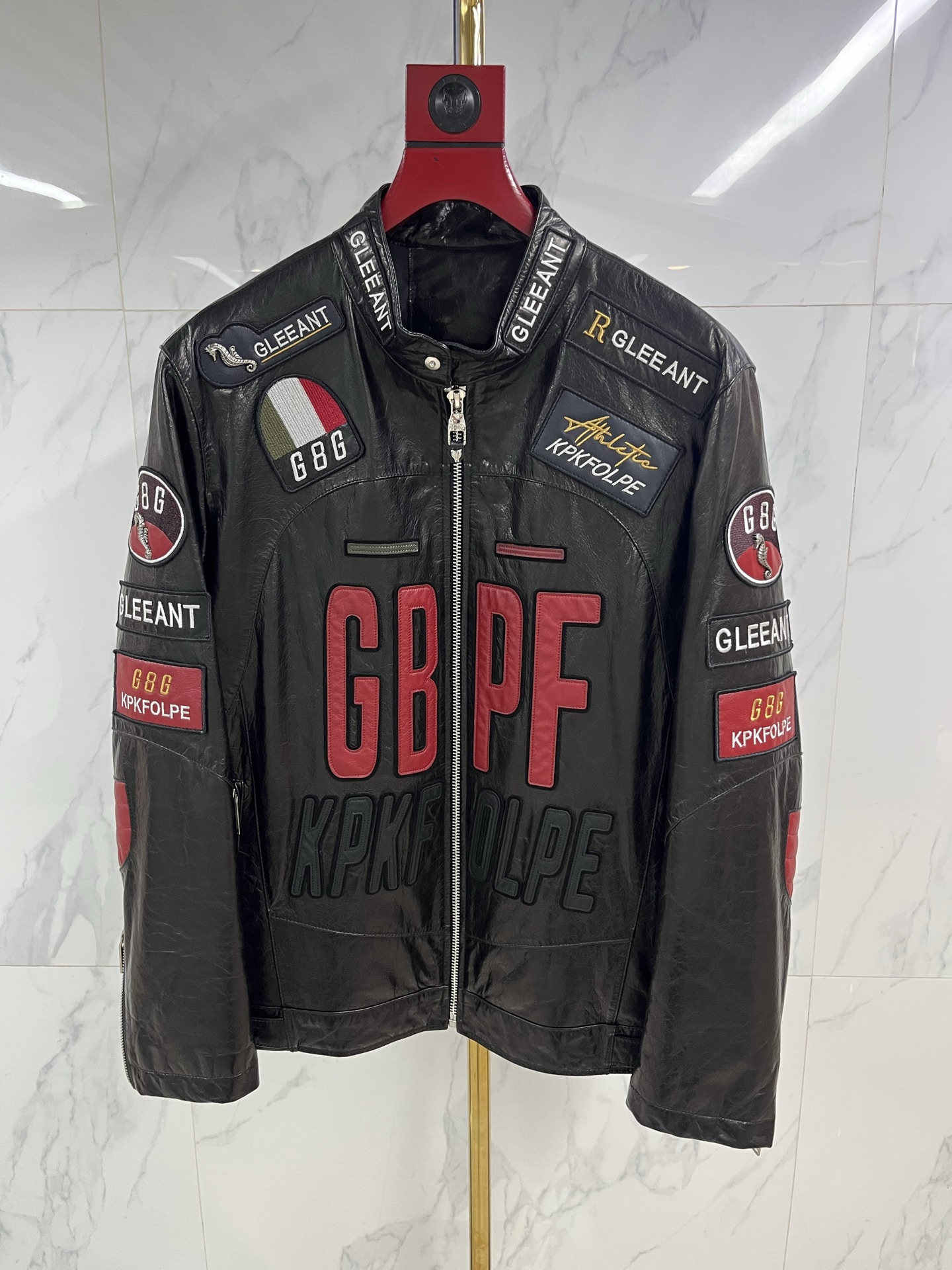 NO:870989,The same style as the current official website, 2025 fashionable leather sheepskin motorcycle model with cotton lining, customized YKK zippers, high-end atmosphere, the overall materials are extremely luxurious, the leather feels very delicate, the outer layer is the top imported sheepskin from Italy for customers, the material is the best limited production leather in the industry, it is quite expensive, the toughness and texture of the leather are first-class, delicate and soft, the leather jacket is a highly photographed item that can span multiple seasons!  F1 racing driver's fur is the same for men and women, three colors. Code number 46-58: men's clothing, leather jacket, sheepskin,19860909现货官网同款,内里加棉2025时尚真皮绵羊皮机车款,定制YKK拉链,高端大气,整体的用料极致奢华,皮料手感非常细腻,外层为客供的意大利顶尖进口绵羊皮,用料属于业界最上乘的限量产皮料,颇为矜贵,皮料韧性度与质感一流,细腻且柔软,皮衣属于出镜率极高的单品,可以横跨多个季节！F1赛车手专用皮草男女同款,三个颜色. 码数46—58编码:,男装,leather jacket,sheepskin,,Women's clothing