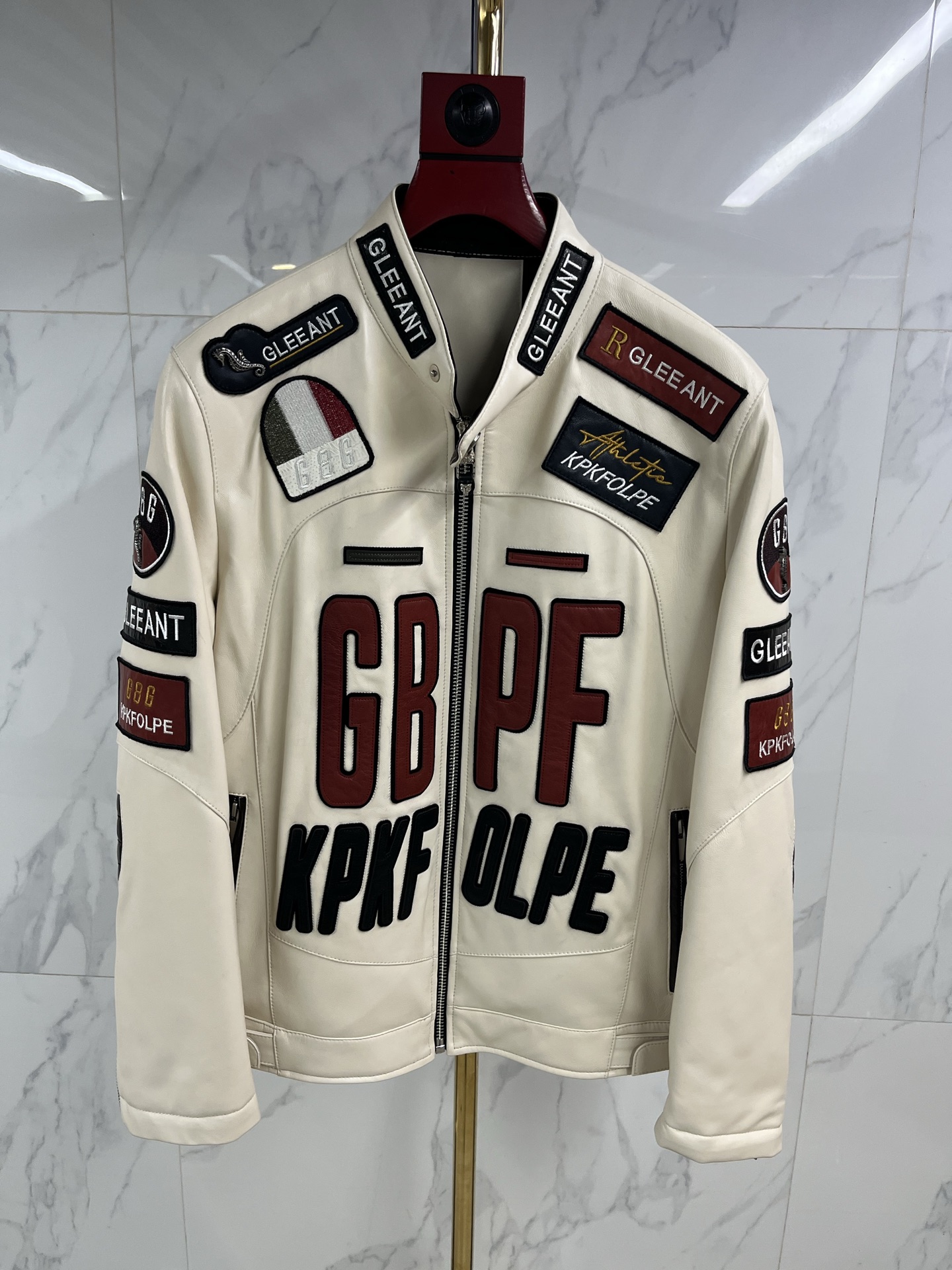 NO:871015,The same style as the current official website, 2025 fashionable leather sheepskin motorcycle model with cotton lining, customized YKK zippers, high-end atmosphere, the overall materials are extremely luxurious, the leather feels very delicate, the outer layer is the top imported sheepskin from Italy for customers, the material is the best limited production leather in the industry, it is quite expensive, the toughness and texture of the leather are first-class, delicate and soft, the leather jacket is a highly photographed item that can span multiple seasons!  F1 racing driver's fur is the same for men and women, three colors. Code number 46-58: men's clothing, leather jacket, sheepskin,19860909现货官网同款,内里加棉2025时尚真皮绵羊皮机车款,定制YKK拉链,高端大气,整体的用料极致奢华,皮料手感非常细腻,外层为客供的意大利顶尖进口绵羊皮,用料属于业界最上乘的限量产皮料,颇为矜贵,皮料韧性度与质感一流,细腻且柔软,皮衣属于出镜率极高的单品,可以横跨多个季节！F1赛车手专用皮草男女同款,三个颜色. 码数46—58编码:,男装,leather jacket,sheepskin,,Women's clothing