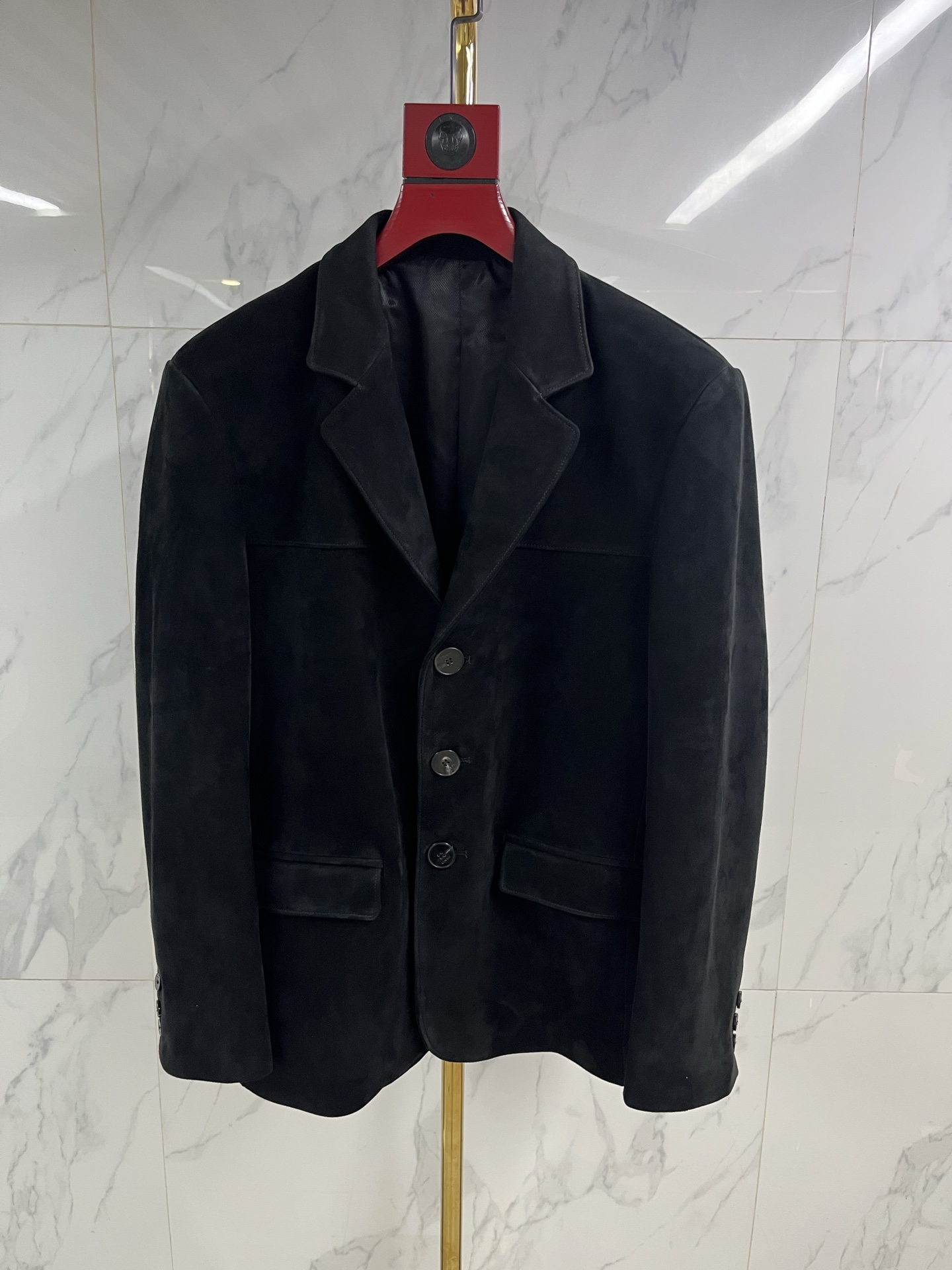 NO:931325,2025 new autumn and winter suits imported sheepskin Prada high-end line, the first sale of imported private goods Prada autumn and winter new business casual suit leather jackets from the foundry, synchronized on the shelves in Macau counters, imported New Zealand cowhide multi-element sutures, fashionable and elegant, definitely not ordinary products in the market, the upper body is soft and comfortable, without the sense of weight-bearing restraint) carefully cut by senior designers!  The most popular pin supply design in autumn and winter, the original hardware mold opening accessories, the workmanship details are impeccable!  Recommendations for knowing the goods and getting popular ones, code number 48--58 coding: Prada-clothing, prada, leather jacket, cowhide, sheepskin,198609092025秋冬新款西服进口羊皮普拉达高端线、代工厂首单发售进口私货普拉达秋冬新款商务休闲西服皮衣、澳门专柜同步上架、进口新西兰牛皮多元素缝线时尚大气绝非市场普通货,上身柔软舒适,无负重束缚感）深资设计师精心裁剪！秋冬最流行供针设计原版五金开模附件配件做工细节无可挑剔！懂货入手爆款推荐, 码数48—-58编码:,普拉达-服装,prada,leather jacket,cowhide,sheepskin,,Women's clothing