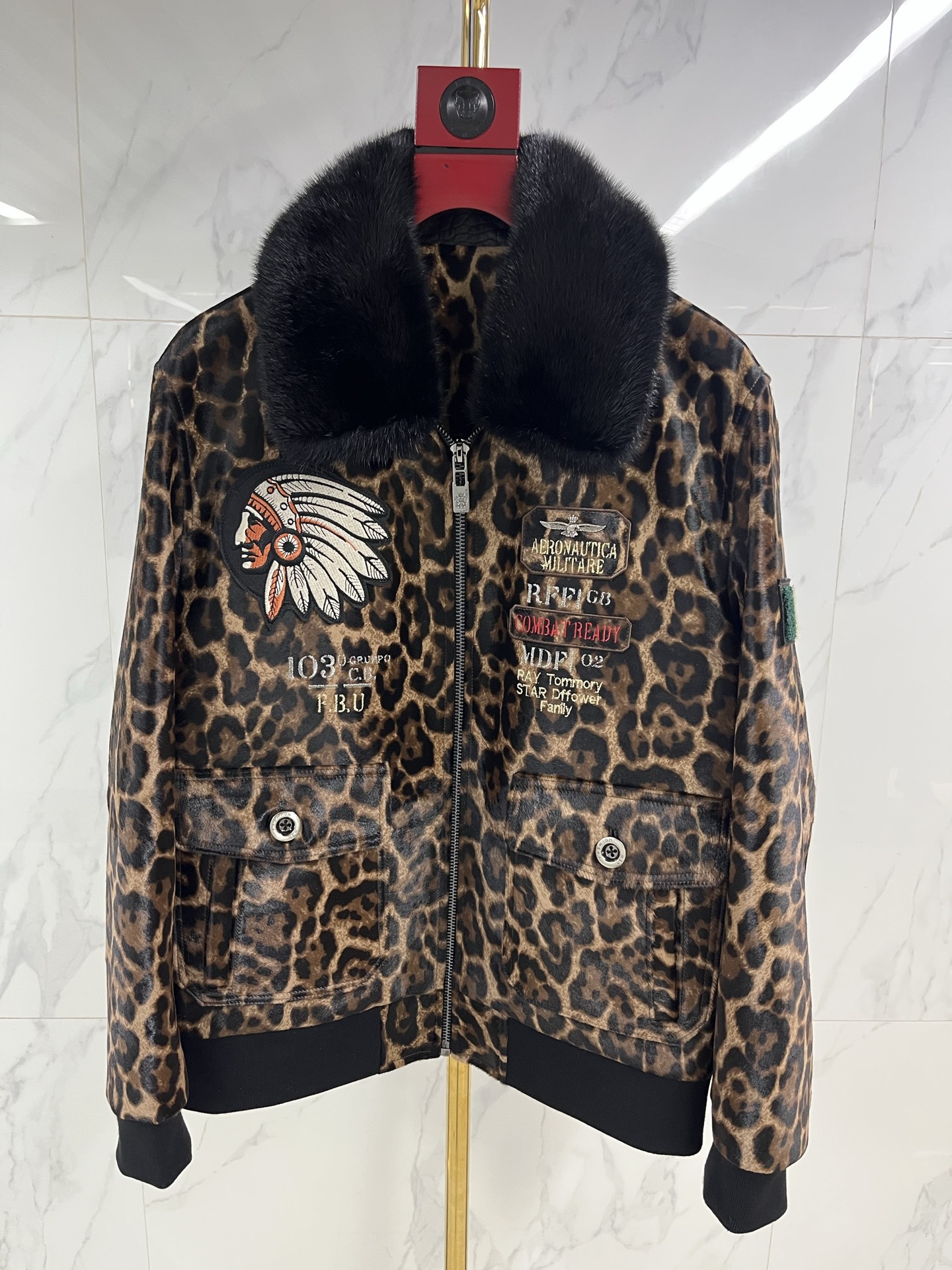 NO:868241,2025 U.S. counter sync, luxury new work of mink collar Taiwan cow hair air force uniform, quality two-color jacket. A must-have exquisite item for autumn and winter, smart light shirt style, special Taiwan cowhide leather processing cow leather, light and thin but wide and warm, artificial-assisted heavy embroidery technology, beautiful and luxurious, creating a minimalist high-quality experience. Code number 48-58 ready supply code, men's clothing, jackets & coats, jackets & coats, shirts, cowhide,198609092025美国专柜同步,貂领台牛毛空军服奢华新作,品质感双色夹克外套.秋冬季必备的精致单品,干练轻衬衫版型,特殊台牛皮工艺处理牛皮革,轻薄同时挺阔保暖,人工辅助重工刺绣工艺,致美奢华,打造极简的高品体验. 码数48——58现货供应编码,男装,jackets & coats,jackets & coats,shirts,cowhide,,Women's clothing