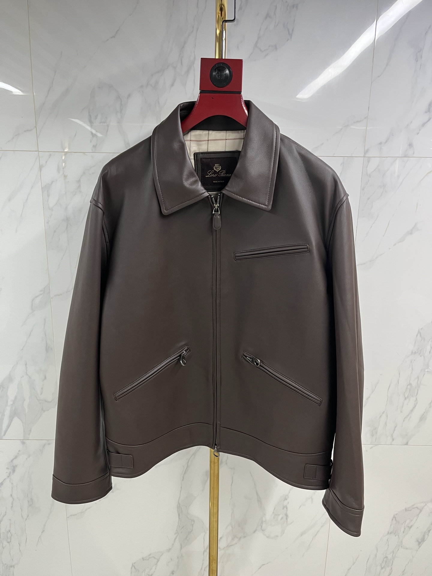 NO:868165,2025LP new leather jacket, urban fashion and casual style!  Jacket with cool and popular fabrics. Fashionable and urban versatile style, the upper body is breathable and fashionable, specially imported from Turkey. The texture is unique, soft and smooth to the touch, and the details are excellent. It is not a product that can be compared with ordinary fabrics. Very attractive design, inseam hemming process, customized original logo accessories design!  The details are in place. It gives users a full experience and perfect protection, minimalist design elements of the season, and a perfect fit. Highly recommended!  Recommended hot styles Code numbers 48-58 Codes: men's clothing, jackets & coats, jackets & coats, leather jacket,198609092025ＬＰ新款皮衣夹克,,都市时尚休闲款！面料帅酷爆款夹克外套.时尚都市百搭款款,上身透气而且时尚靓丽,特供进口土耳其质感独特,手感柔嫩顺滑,细节出色 不是一般面料所能对比的产品.非常极具魅力的设计,内缝包边工艺,定制原版logo辅料设计！细节非常到位.给使用者充分的体验和完善的保护,极简当季的设计元素,完美版型,强烈推荐！爆款推荐 码数48——58编码:,男装,jackets & coats,jackets & coats,leather jacket,,Women's clothing