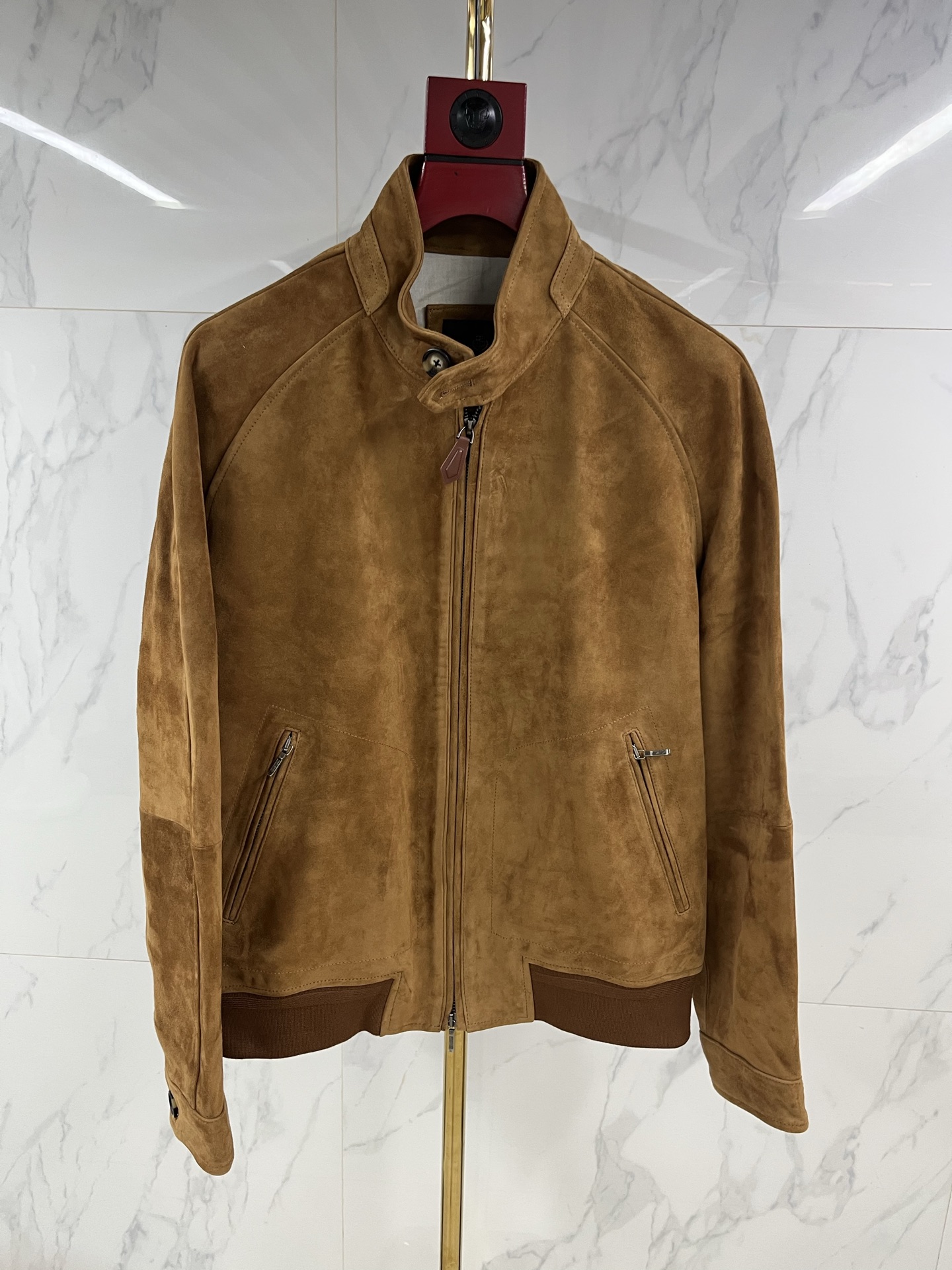 NO:870999,Hong Kong counter synchronized LP, autumn and winter new matte suede genuine leather stand-collar leather jacket, created and designed in the Italian town of SOLOMEO (Solomeo), the suede texture of the lightweight leather makes this season's colors more vivid and saturated  It can be easily worn in warm climates. Western-style shawls and coats with shoulders have a unique sense of leisure. Precious chamois is a thin, light leather, original fabric, matte appearance, slightly shiny, dry texture, and velvet feel. Code number 48--58 coding:, men's clothing, loro piana, jackets & coats, leather jacket, chamois leather,19860909香港专柜同步LP,秋冬新品磨砂反毛真皮立领皮衣,在意大利SOLOMEO(索罗梅奥)小镇创做设计,轻质皮革的绒面质地令本季的色彩更加鲜艳饱和 在温暖气候下也可以轻松穿出气质.双肩西部风格的披挂、外套拥有与众不同的休闲感.珍贵的麂皮是一种细薄、轻盈的皮革,原版面料,外表无光泽,略微闪色,质地干爽,且有丝绒的手感. 码数48———58编码:,男装,loro piana,jackets & coats,leather jacket,chamois leather,,Women's clothing