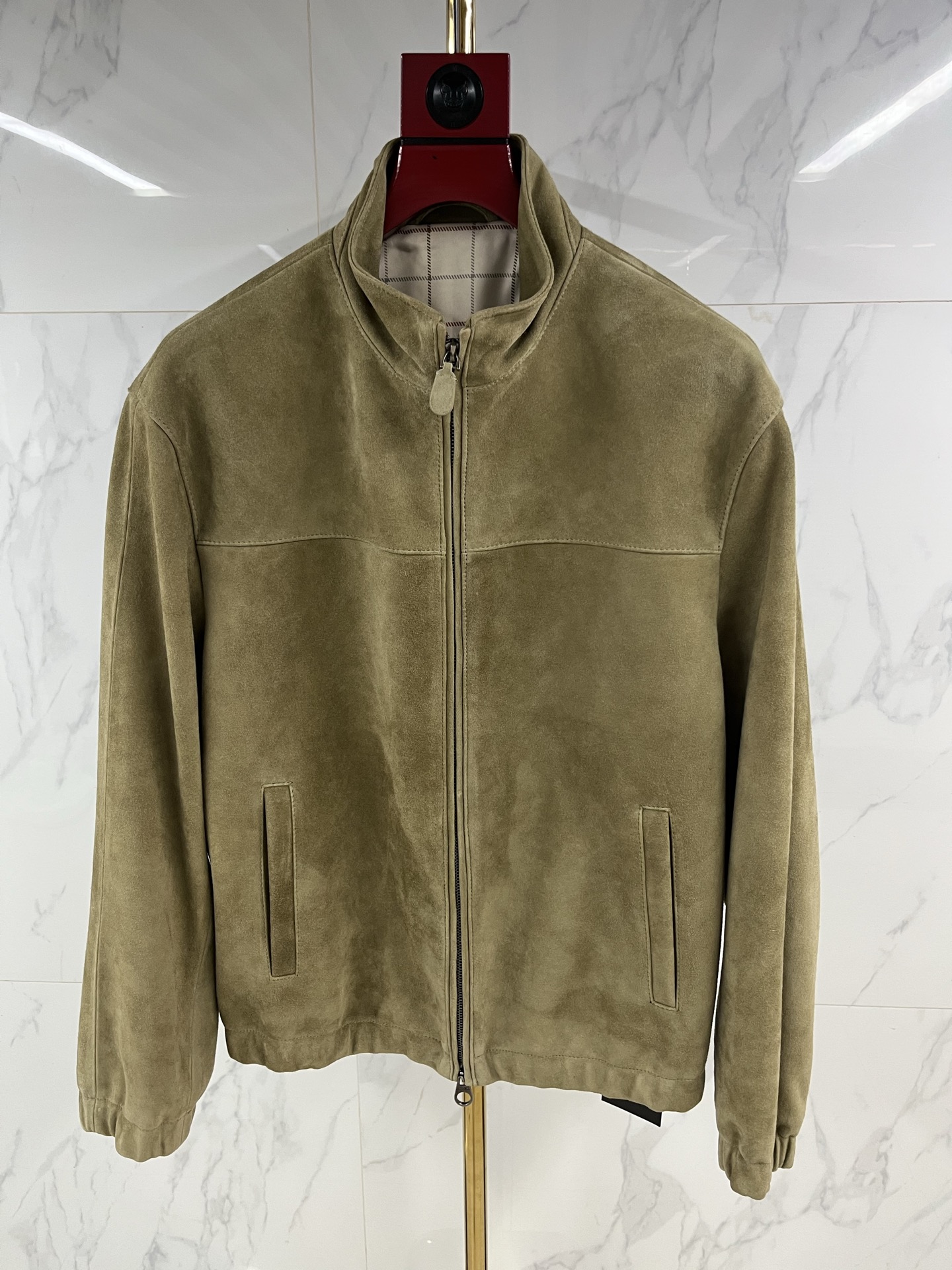 NO:871066,Hong Kong counter synchronized LP, autumn and winter new matte suede genuine leather stand-collar leather jacket, created and designed in the Italian town of SOLOMEO (Solomeo), the suede texture of the lightweight leather makes this season's colors more vivid and saturated  It can be easily worn in warm climates. Western-style shawls and coats with shoulders have a unique sense of leisure. Precious chamois is a thin, light leather, original fabric, matte appearance, slightly shiny, dry texture, and velvet feel. Code number 48--58 coding:, men's clothing, loro piana, jackets & coats, leather jacket, chamois leather,19860909香港专柜同步LP,秋冬新品磨砂反毛真皮立领皮衣,在意大利SOLOMEO(索罗梅奥)小镇创做设计,轻质皮革的绒面质地令本季的色彩更加鲜艳饱和 在温暖气候下也可以轻松穿出气质.双肩西部风格的披挂、外套拥有与众不同的休闲感.珍贵的麂皮是一种细薄、轻盈的皮革,原版面料,外表无光泽,略微闪色,质地干爽,且有丝绒的手感. 码数48———58编码:,男装,loro piana,jackets & coats,leather jacket,chamois leather,,Women's clothing