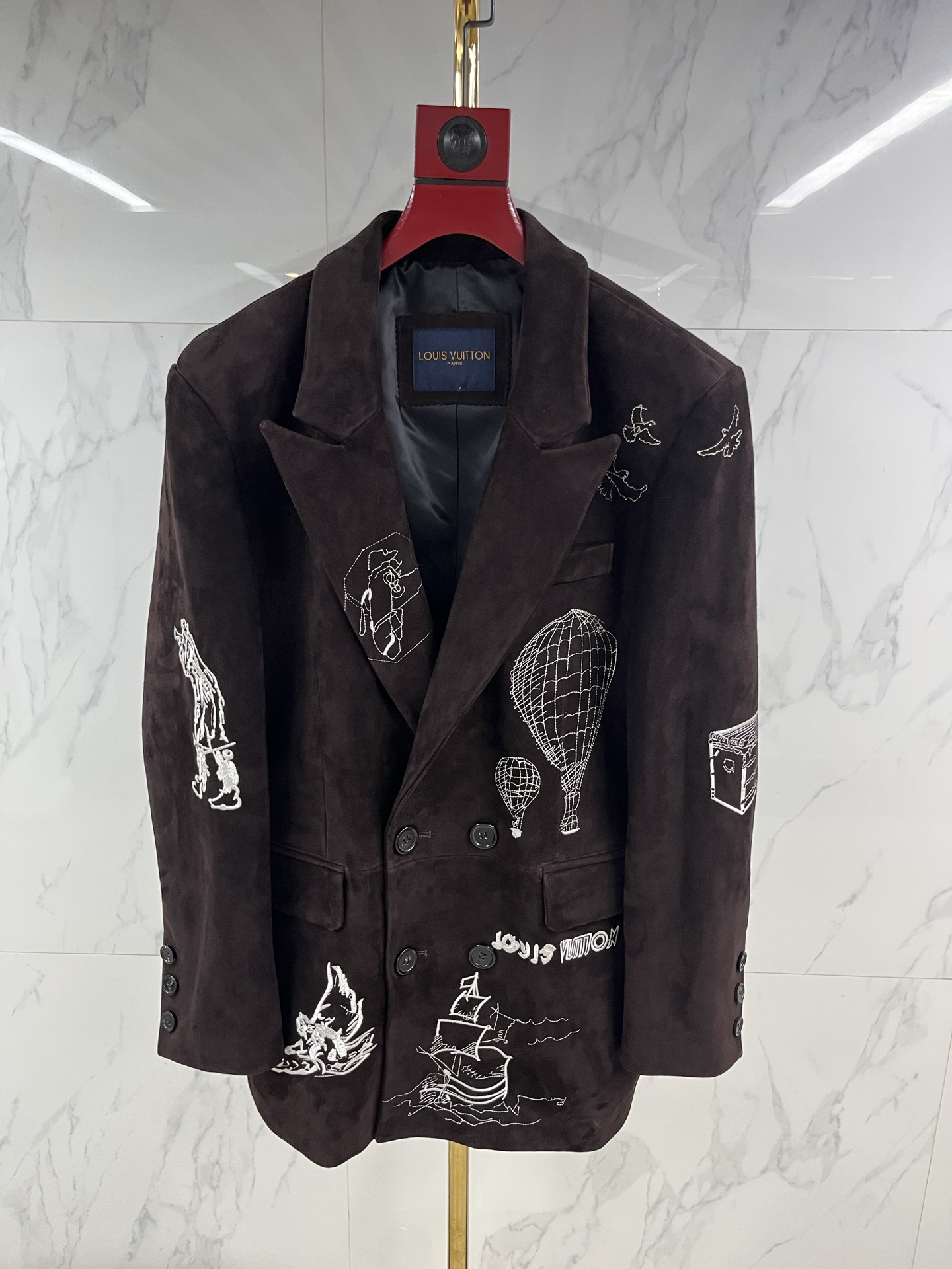 NO:870714,LV/Louis Vuitton, Shanghai International Fashion Show new autumn and winter leather suit jackets, exported to Europe and the United States quality, heavy embroidery annual hot model recommendation!  Produced by top first-line factories, original quality, super heavy industry limited edition, washed leather imported from Italy!  The design is business casual and fashionable, and the shape is awesome!  The appearance is more three-dimensional and tough, and more youthful and energetic. All hardware accessories are top-grade accessories with logos supplied by customers, and the brand patterns inside are matched with good products from regular manufacturers. There is nothing picky about them and they are very practical. Code number 46-58: two colors for men and women, Louis Vuitton-clothing, louis vuitton, louis vuitton, jackets & coats, leather jacket,19860909Lv/路易威登、上海国际时装展秋冬新款皮衣西服外套,出口欧美品质,重工刺绣年度爆款推荐！顶级一线工厂生产 原版品质 超重工限量 意大利进口水洗皮！设计商务休闲时尚,版型超赞！从外观上更加立体硬朗 更显青春活力.所有五金附件都是客供带logo顶级配件,内里品牌图案搭配正规大厂途径出来的好货,无任何有挑剔的地方 实用性很强. 码数46—58编码:男女同款两个颜色,路易威登-服装,louis vuitton,louis vuitton,jackets & coats,leather jacket,,Women's clothing