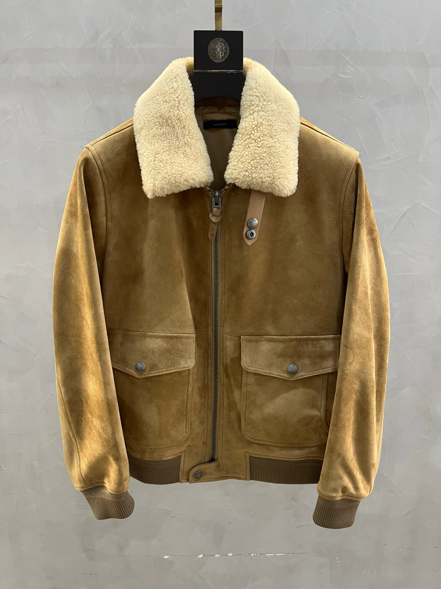 NO:868152,TOM FORD, 25 new lapel suede leather jackets. High-quality suede sheepskin material, soft to the touch, premium texture, simple yet fashionable design. Showing unparalleled charm. The classic lapel design, combined with the personalized zipper and four-button closure design, is not only convenient and practical, but also adds a sense of fashion. The TF leather jacket is not only a fashion item, but also the embodiment of a life attitude. It represents your pursuit of quality, love for fashion, and passion for life.  The style of the lapel jacket is fashionable and capable, which not only shows your elegant figure, but also gives you confidence and charm. Whether you are walking through the bustling streets of the city, this Tom Ford has two colors and code numbers of 48-58. Coding:, men's clothing, tom ford, tom ford, jackets & coats, leather jacket, sheepskin,19860909TOM FORD汤姆福特、25新品翻领反绒皮翻领皮衣.优质绒面羊皮材质,触感柔软,质感上乘,设计简约而不失时尚感.展现出无与伦比的魅力.经典的翻领设计,结合个性的拉链和四合扣闭合设计,不仅方便实用,更增添了几分时尚感.TF皮衣不仅仅是一件时尚单品,更是一种生活态度的体现.它代表着你对品质的追求,对时尚的热爱,对生活的热情. 翻领夹克的版型,时尚而干练,不仅展现出您的优雅身姿,更赋予您自信与魅力.无论是穿梭于都市的繁华街道这款汤姆福特 ,两个颜色 码数48—58编码:,男装,tom ford,tom ford,jackets & coats,leather jacket,sheepskin,,Women's clothing