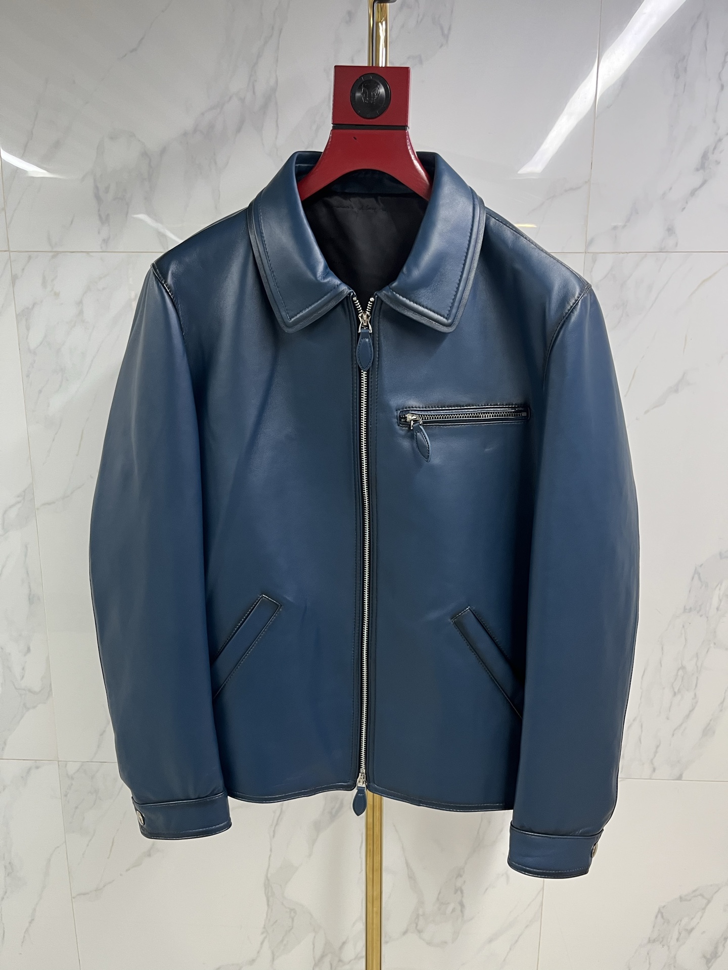 NO:870698,BERLUTI's Hong Kong counters exclusively offer the latest autumn and winter fashionable leather jackets, imported leather fabrics, classic designs and stunningly beautiful leather jackets. The quality is impeccable and quality control allows you to buy it directly. High-end products that cannot be faulted! You can feel its powerful aura through the detailed pictures. It has a remarkable effect of gathering heat and keeping warm, so you don’t have to worry about getting a little chilly! It has both fashion and functionality, and the overall design is made with heavy workmanship to create a more luxurious atmosphere! Two colors, code numbers 48-58: men's clothing, jackets & coats, leather jacket,19860909香港专柜同步BERLUTI布鲁提独家专供最新秋冬时尚皮衣外套 进口皮面料 经典设计与颜值爆棚的皮衣 品质更是无法挑剔品控可以直接入手,不容过错的高端臻品！通过细节图片便可感受到它强悍的气场,聚温保暖效果显著,完全不用担心会有一点寒意！时尚与功能性兼备,整体就是重工打造整款显得更加的奢华大气！两个颜色 码数48—58编码:,男装,jackets & coats,leather jacket,,Women's clothing