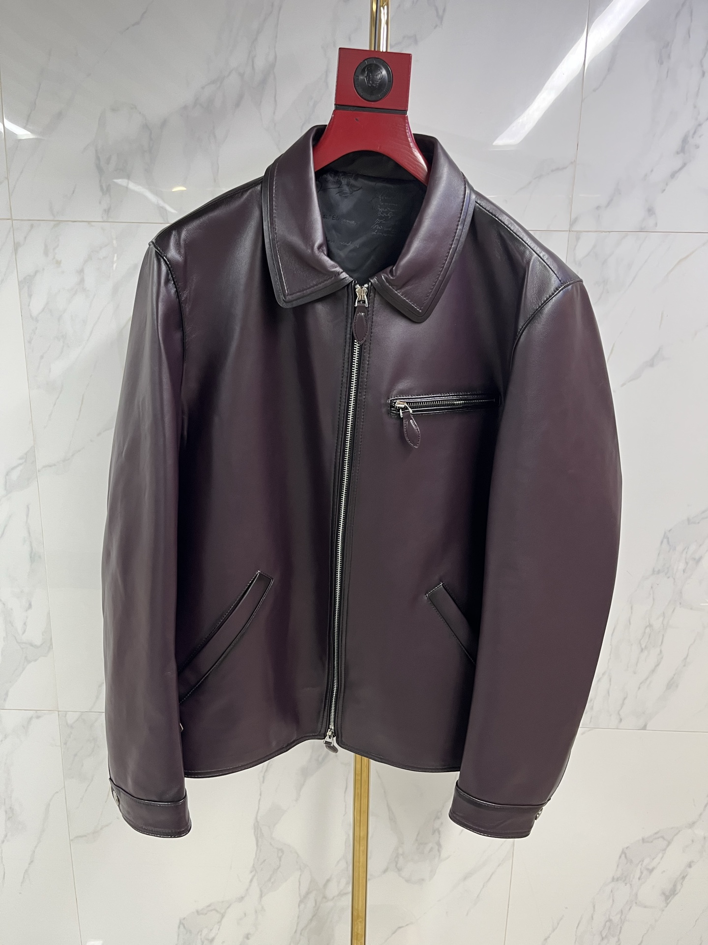 NO:871130,BERLUTI's Hong Kong counters exclusively offer the latest autumn and winter fashionable leather jackets, imported leather fabrics, classic designs and stunningly beautiful leather jackets. The quality is impeccable and quality control allows you to buy it directly. High-end products that cannot be faulted! You can feel its powerful aura through the detailed pictures. It has a remarkable effect of gathering heat and keeping warm, so you don’t have to worry about getting a little chilly! It has both fashion and functionality, and the overall design is made with heavy workmanship to create a more luxurious atmosphere! Two colors, code numbers 48-58: men's clothing, jackets & coats, leather jacket,19860909香港专柜同步BERLUTI布鲁提独家专供最新秋冬时尚皮衣外套 进口皮面料 经典设计与颜值爆棚的皮衣 品质更是无法挑剔品控可以直接入手,不容过错的高端臻品！通过细节图片便可感受到它强悍的气场,聚温保暖效果显著,完全不用担心会有一点寒意！时尚与功能性兼备,整体就是重工打造整款显得更加的奢华大气！两个颜色 码数48—58编码:,男装,jackets & coats,leather jacket,,Women's clothing
