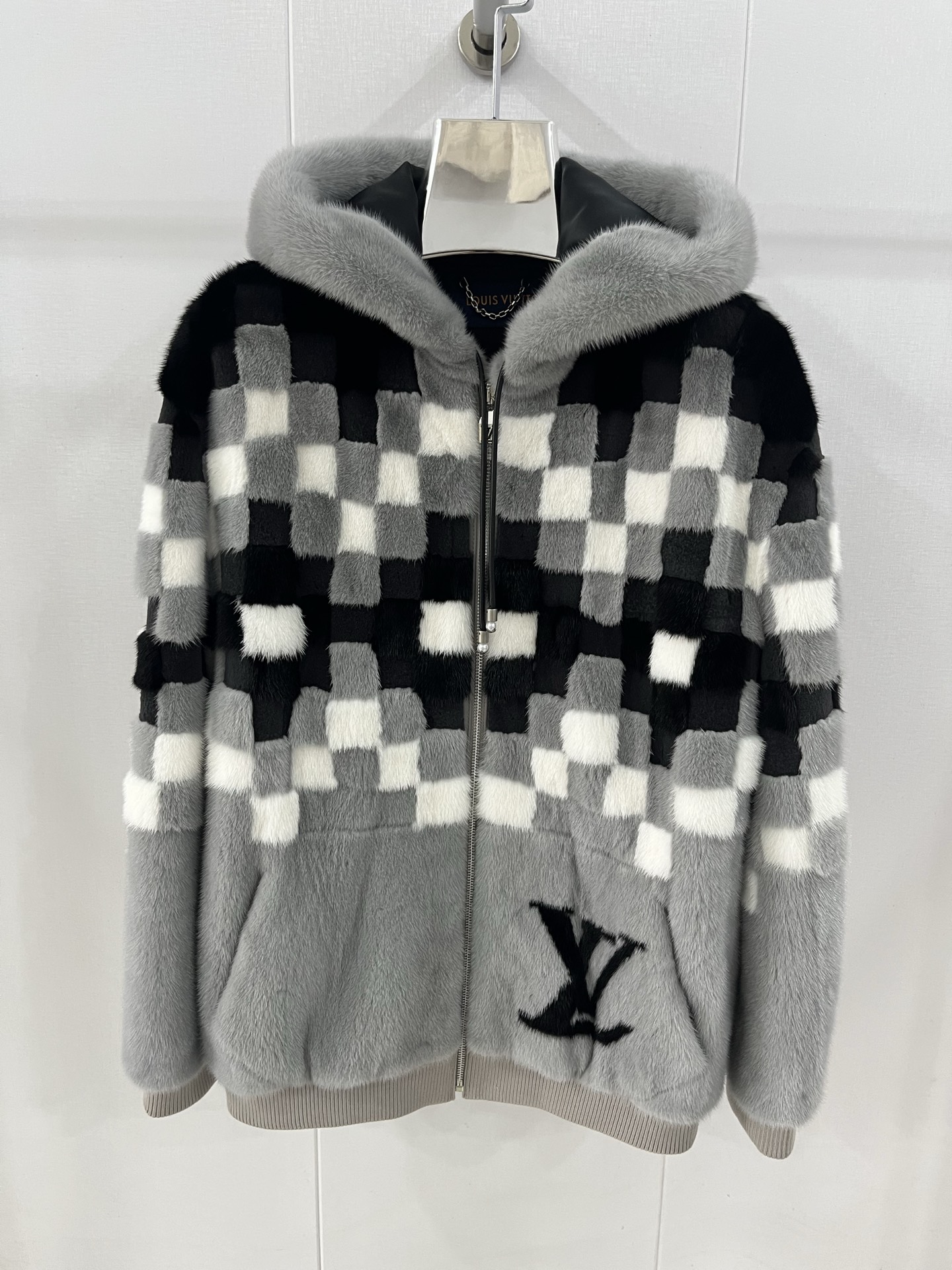 NO:636934,Synchronized authentic products from the Shanghai counter, pure hand-stitched mink Lv official website new products recommended by star models. The original one-to-one reproduction with aged gold hardware is very textured. Imported velvet, top-grade mink. Only good mink is used. If it is domestic mink, it will have a great smell. These mink skins are all auctioned in Hong Kong. The quantity is very small. It is comparable to the original version. The same style for men and women is recommended. Size S----XXL code, Louis Vuitton-clothing, louis vuitton, louis  vuitton,alexander wang19860909上海专柜正品同步,纯手工拼接水貂Lv 官网新品 明星模特推荐款.原版一比一复刻做旧金色五金 很有质感 进口天鹅绒 顶级水貂 水貂只用好的,如果国产貂的话会有很大的味道 这些貂皮全部是香港拍卖回来的.量很少.可以媲美原版. 男女同款爆款推荐. 码数S----XXL编码,路易威登-服装,louis vuitton,louis vuitton,alexander wang,Women's clothing