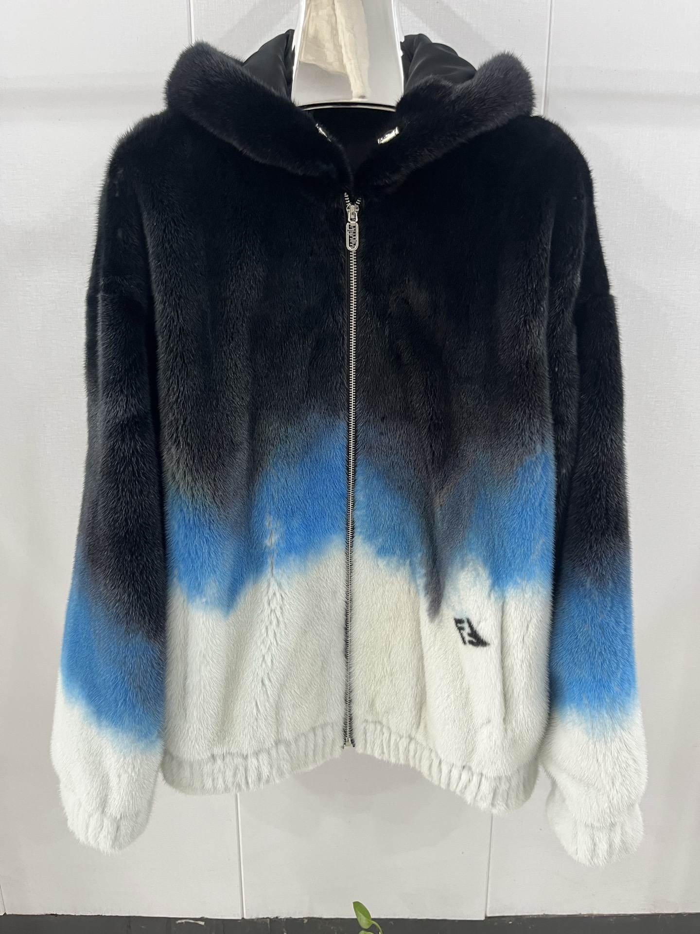 NO:638337,Authentic products from European counters are synchronized with Fendi's latest hot style. Gradient color mink. The popular style recommends the same style for men and women. Invincible mink hair imported from Denmark. Made with fixed dyeing technology. Long production time and extremely high process requirements. Original hardware. Counter 20W. Welcome to compare with genuine counters. Customization takes about 15 days. Size S----3XL code, Fendi-clothing, fendi, fendi, alexander wang19860909欧洲专柜正品同步Fendi 最新爆款 渐变色水貂,爆款推荐男女同款. 无敌丹麦进口水貂毛 定染工艺技术制作 制作时间长 工艺要求极高 原版五金 专柜20W 欢迎专柜正品对比.定制15天左右 码数S----3XL编码,芬迪-服装,fendi,fendi,alexander wang,Women's clothing